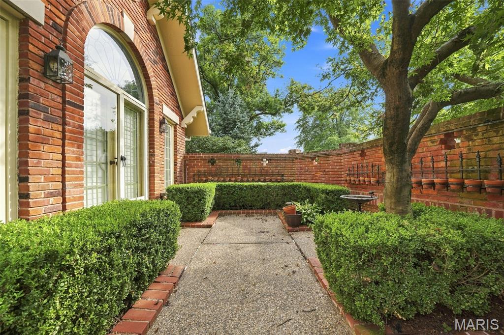 2252 Croydon Walk