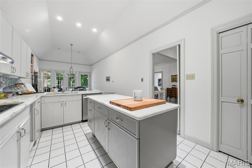 2252 Croydon Walk