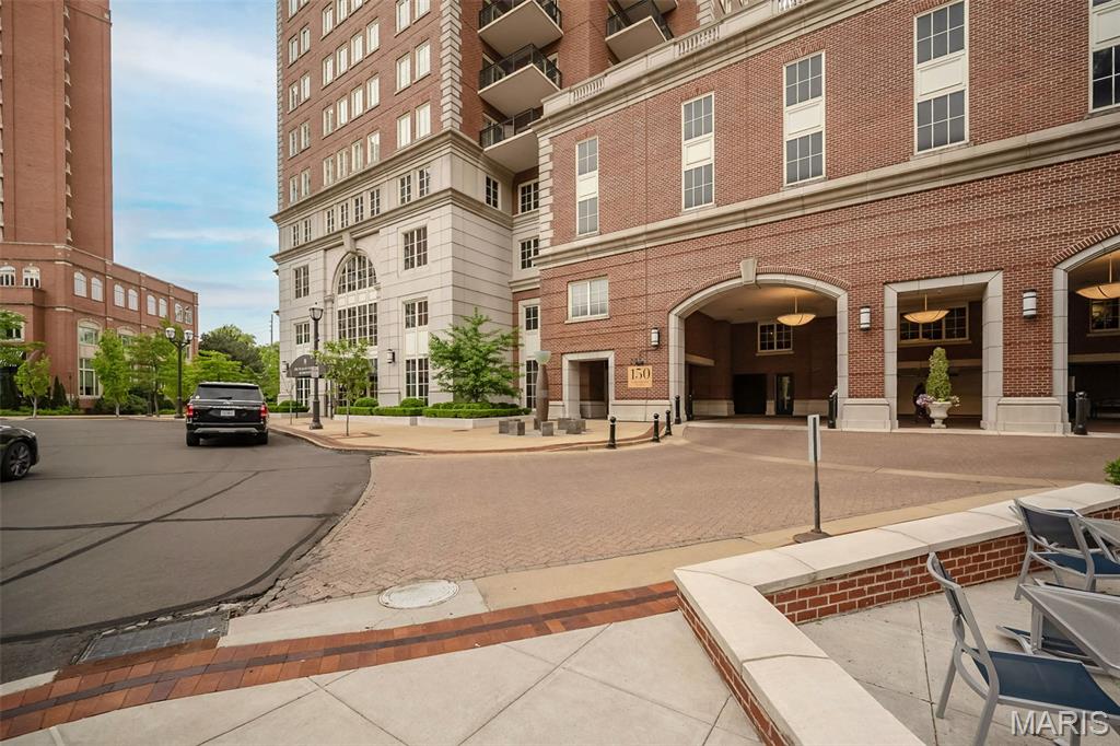 150 Carondelet Plaza Unit: 204