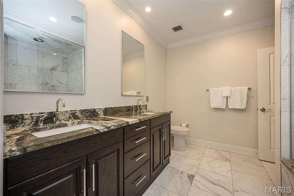 150 Carondelet Plaza Unit: 204