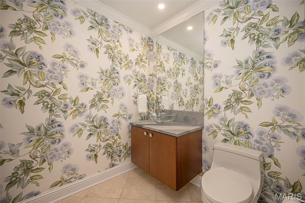 150 Carondelet Plaza Unit: 204