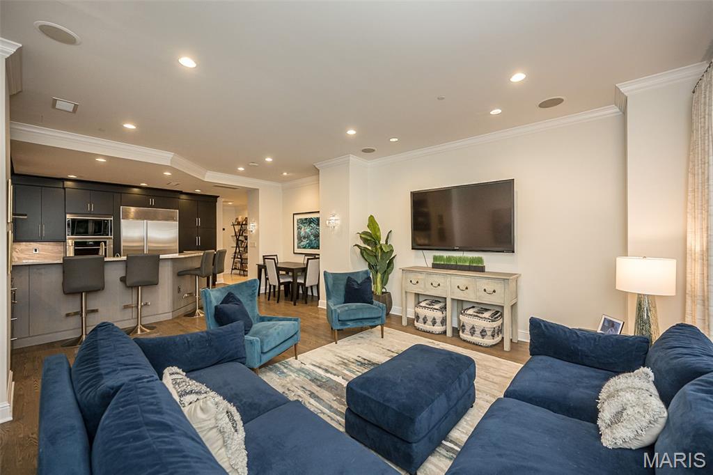 150 Carondelet Plaza Unit: 204
