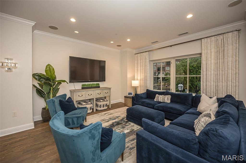 150 Carondelet Plaza Unit: 204