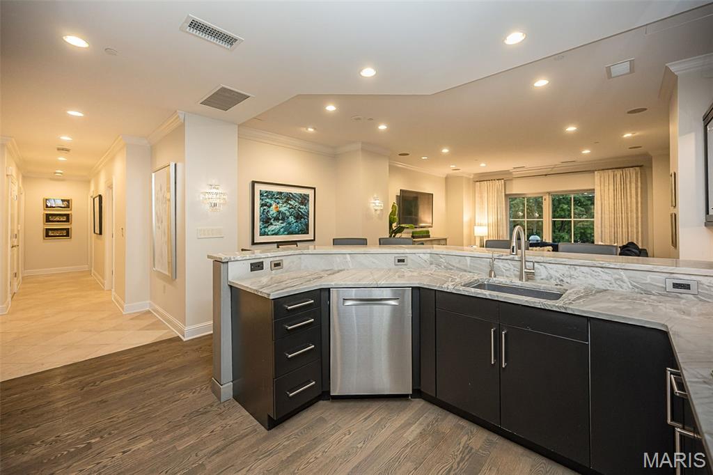 150 Carondelet Plaza Unit: 204