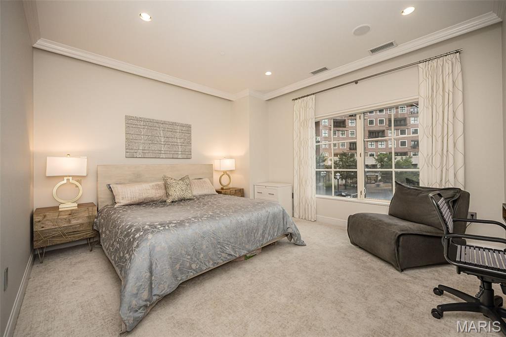 150 Carondelet Plaza Unit: 204