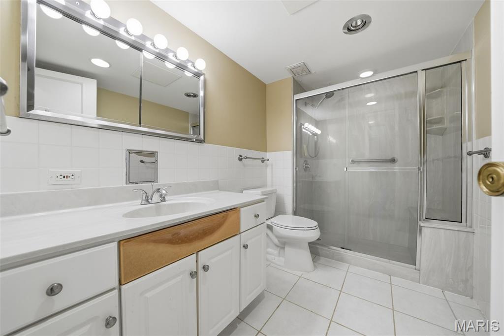 900 S Hanley Road Unit: 1D