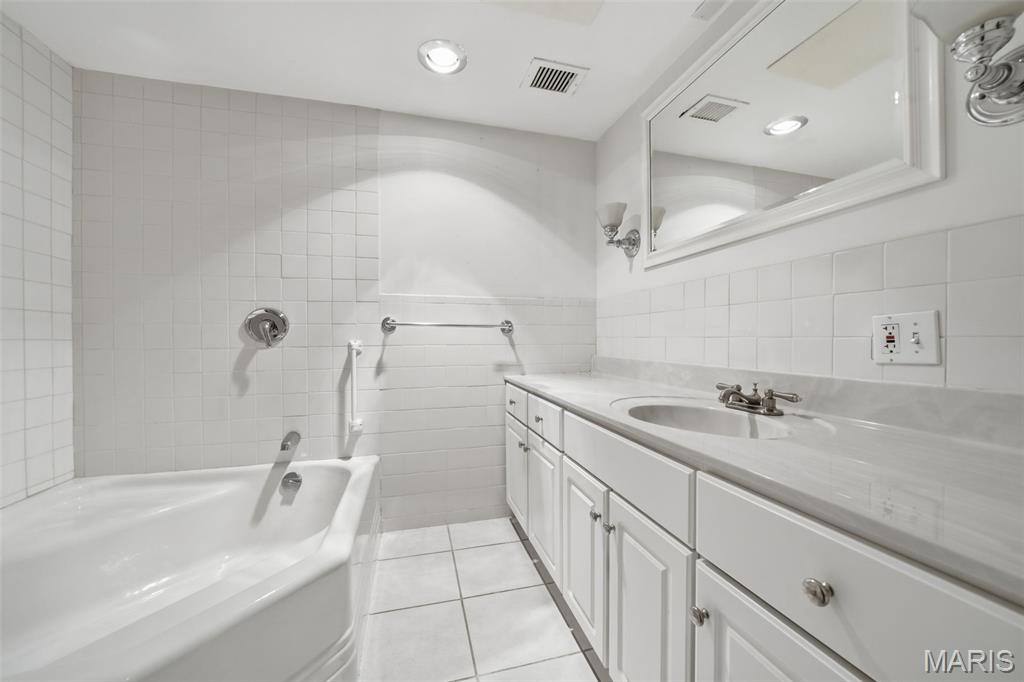 900 S Hanley Road Unit: 1D