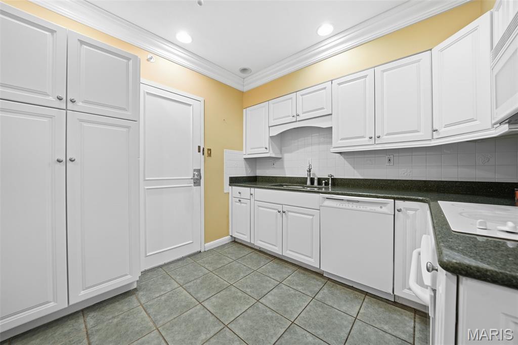 900 S Hanley Road Unit: 1D