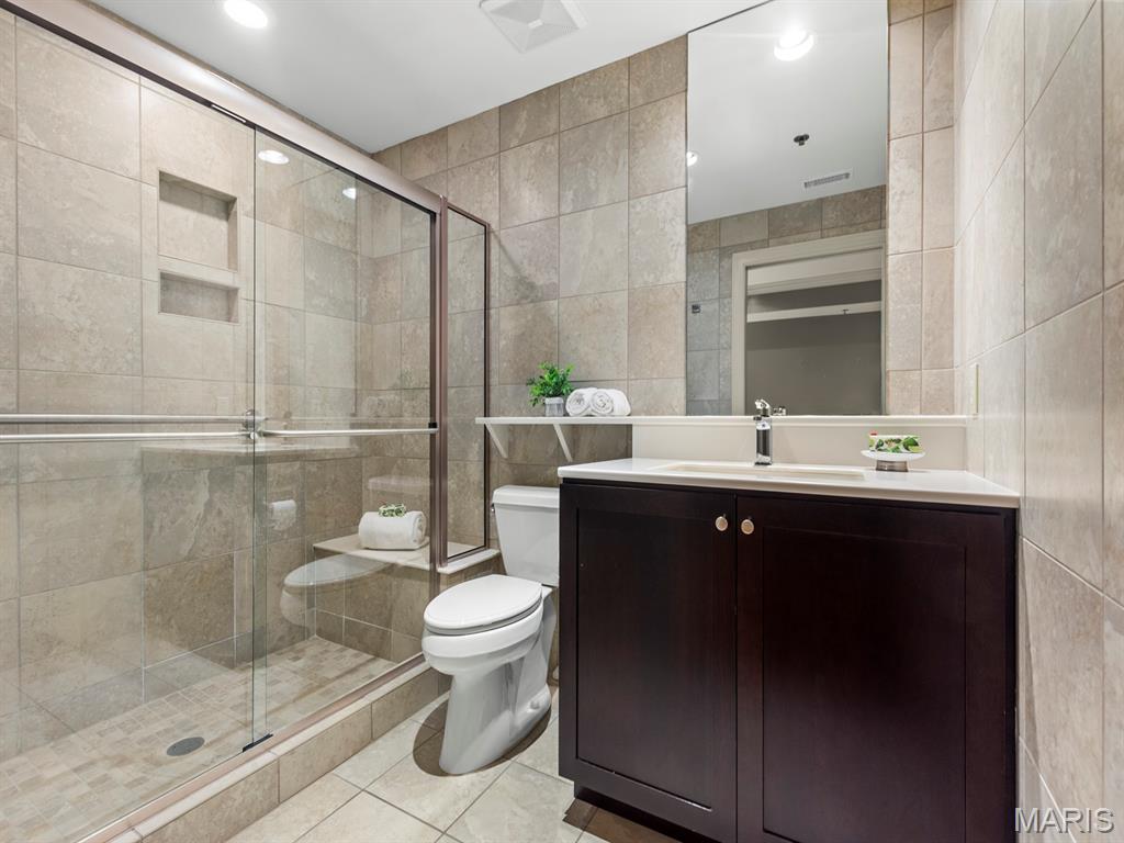 540 North and South Unit: 204