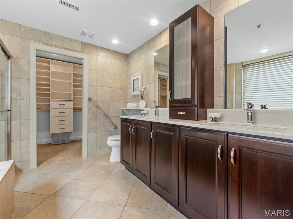 540 North and South Unit: 204