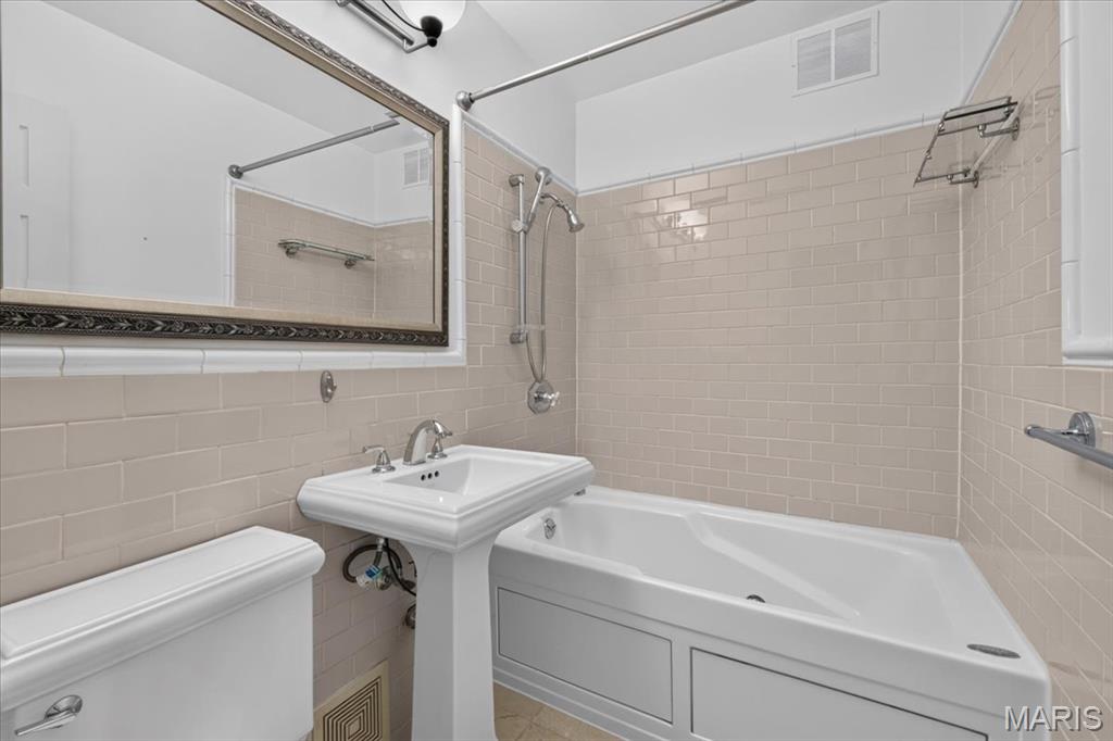 4466 W Pine Boulevard Unit: 8C