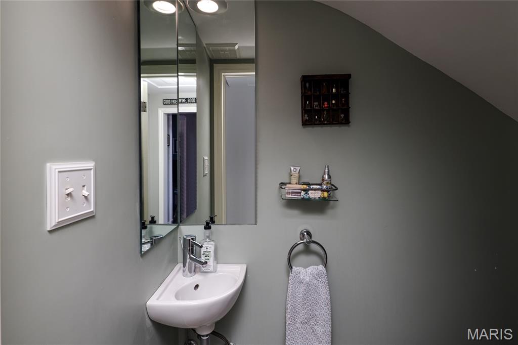 4943 Laclede Avenue Unit: 1W