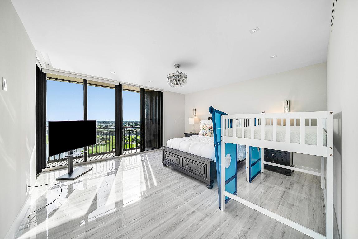 2427 Presidential Way Ph3