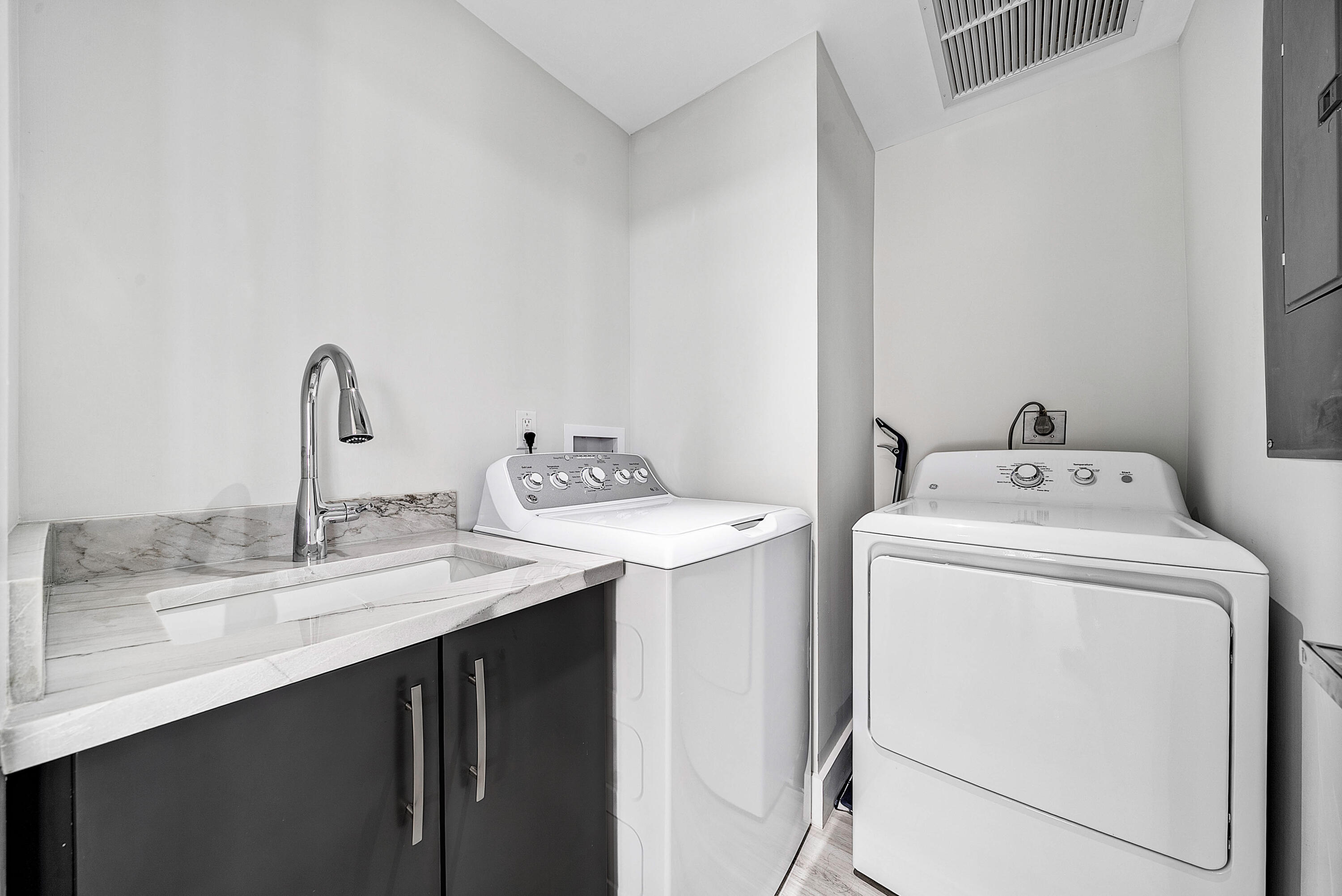 2427 Presidential Way Ph3