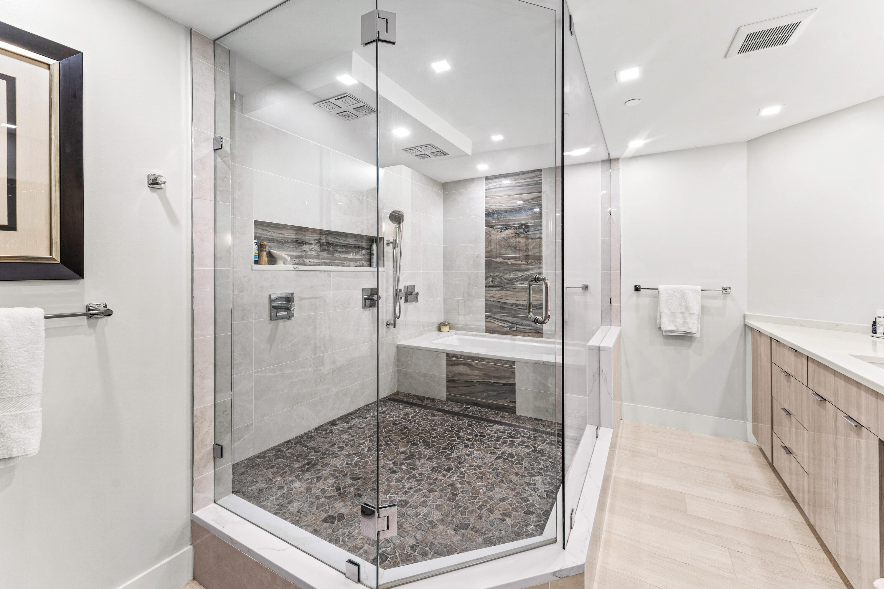 2427 Presidential Way 404