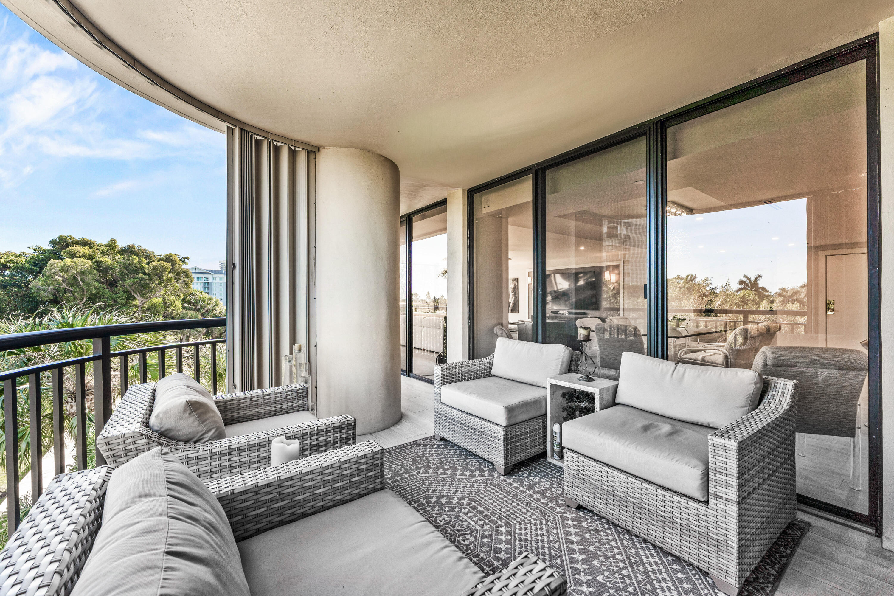 2427 Presidential Way 404