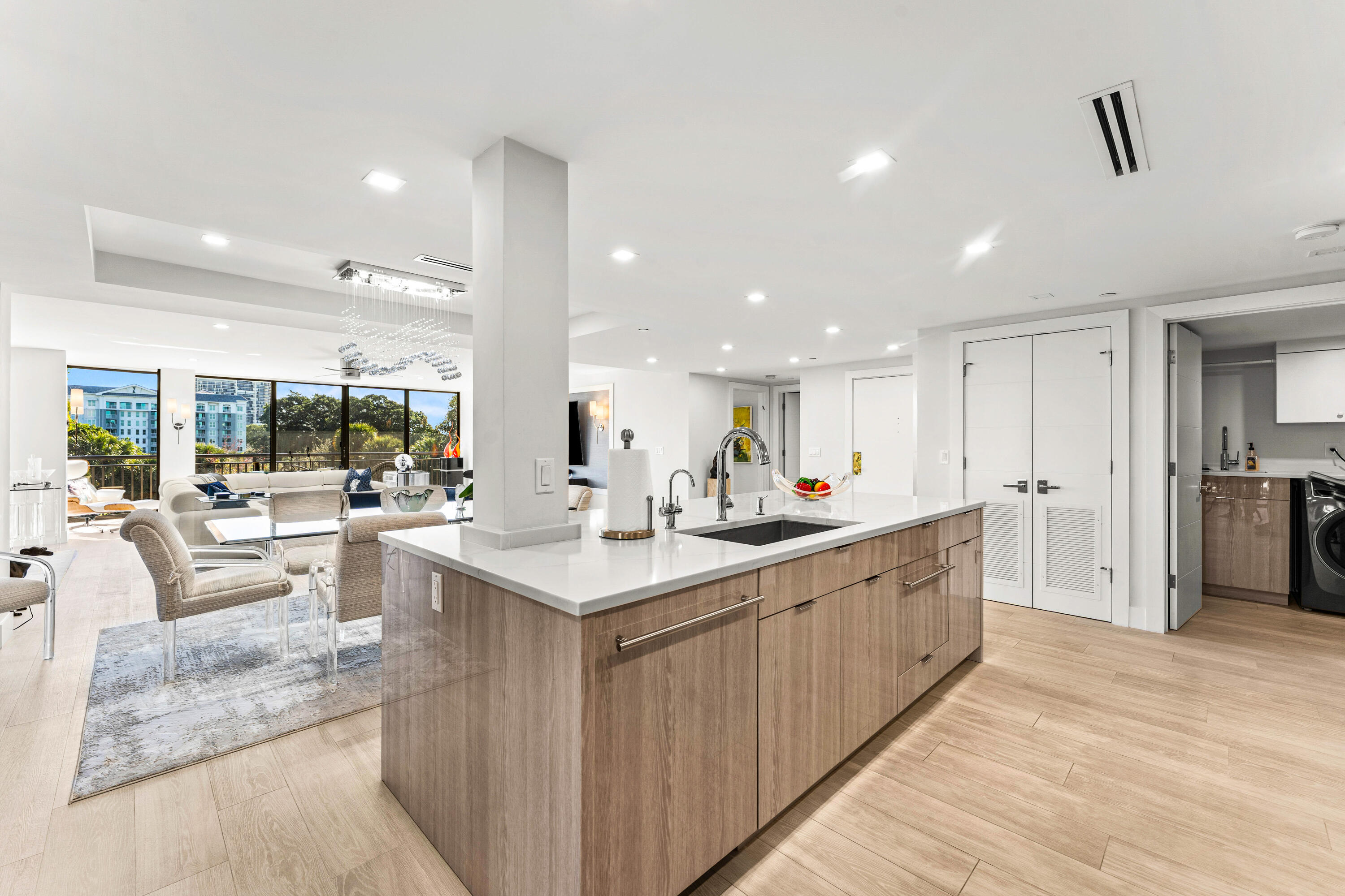 2427 Presidential Way 404