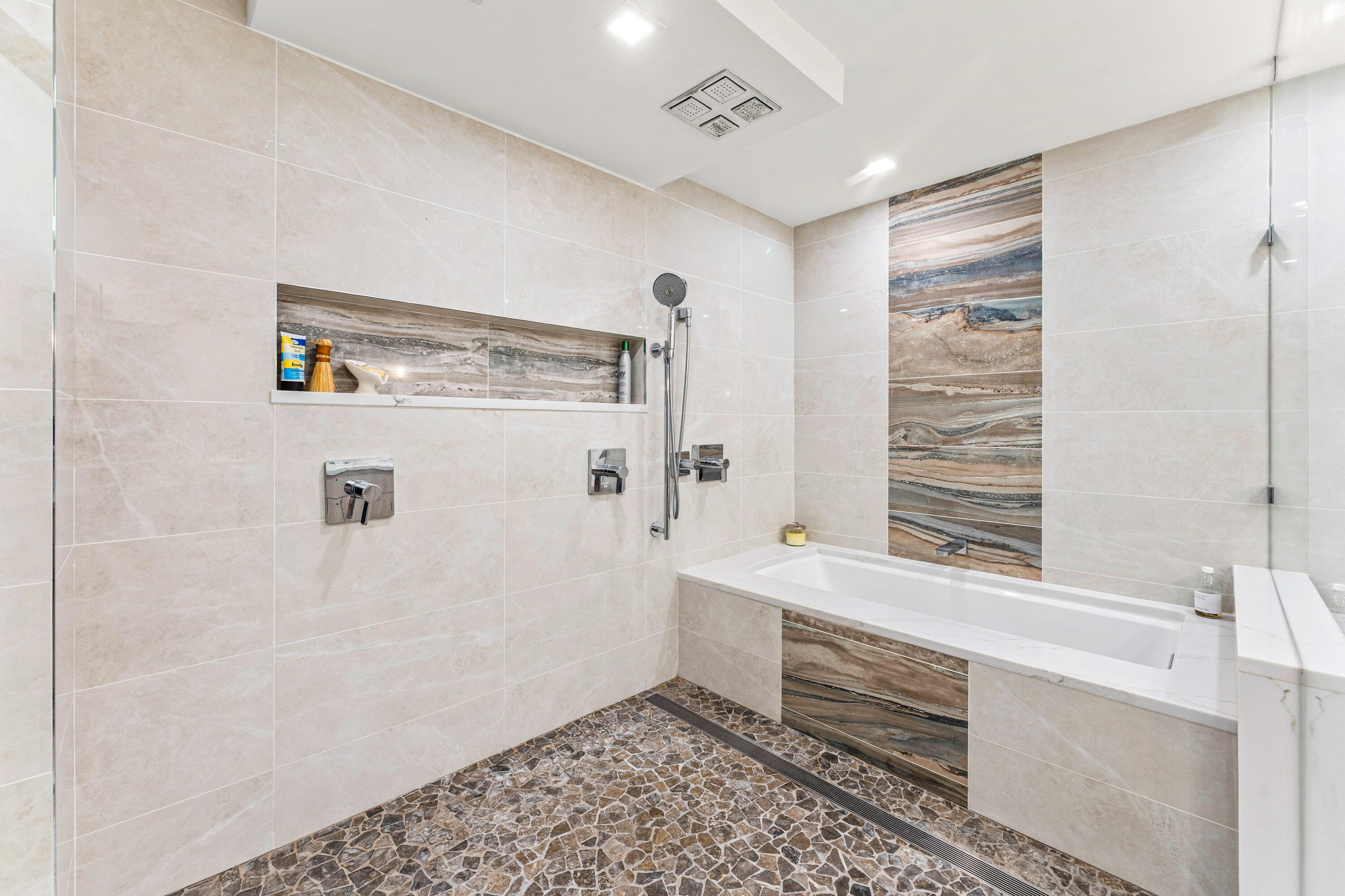 2427 Presidential Way 404