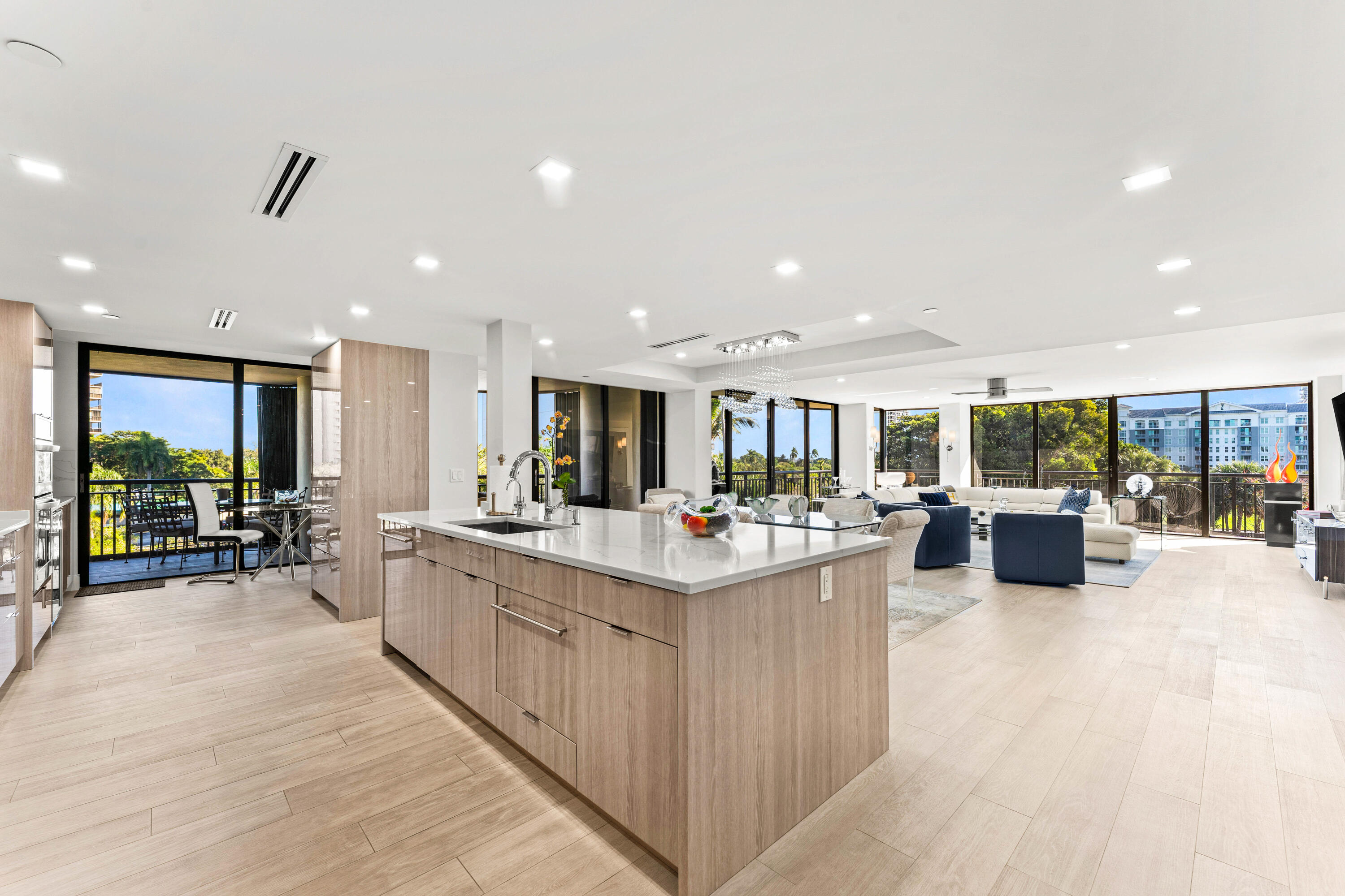 2427 Presidential Way 404