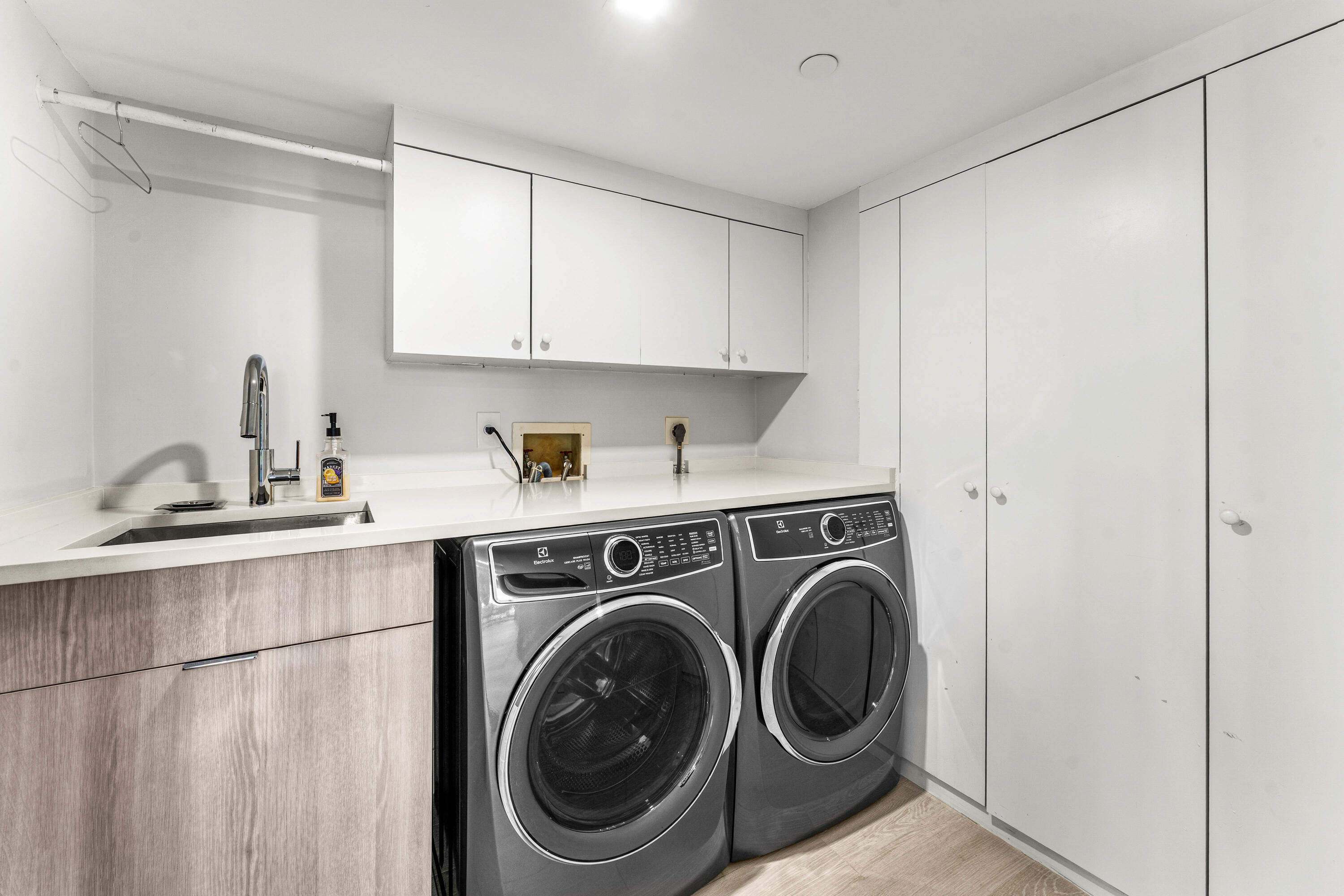 2427 Presidential Way 404