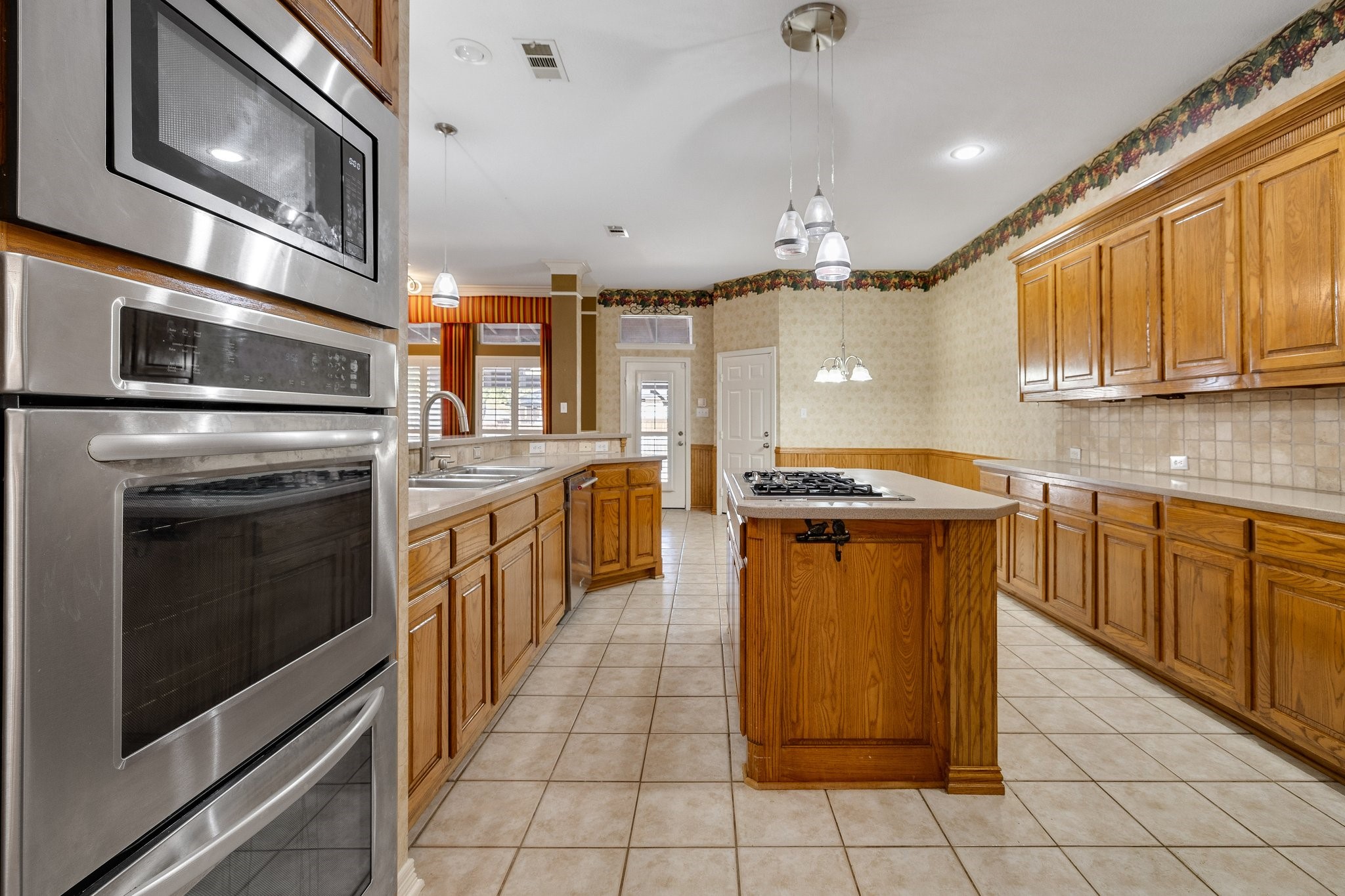 2821 Lago Vista Lane