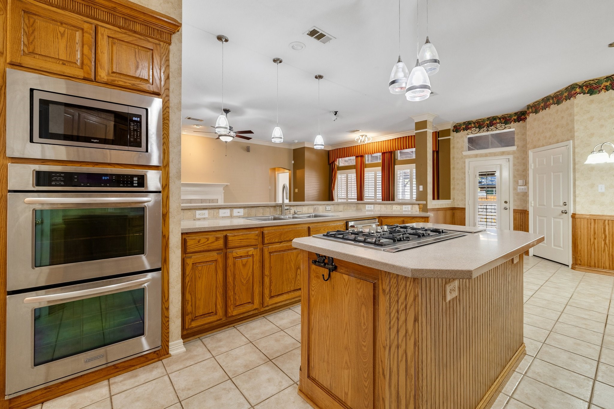 2821 Lago Vista Lane