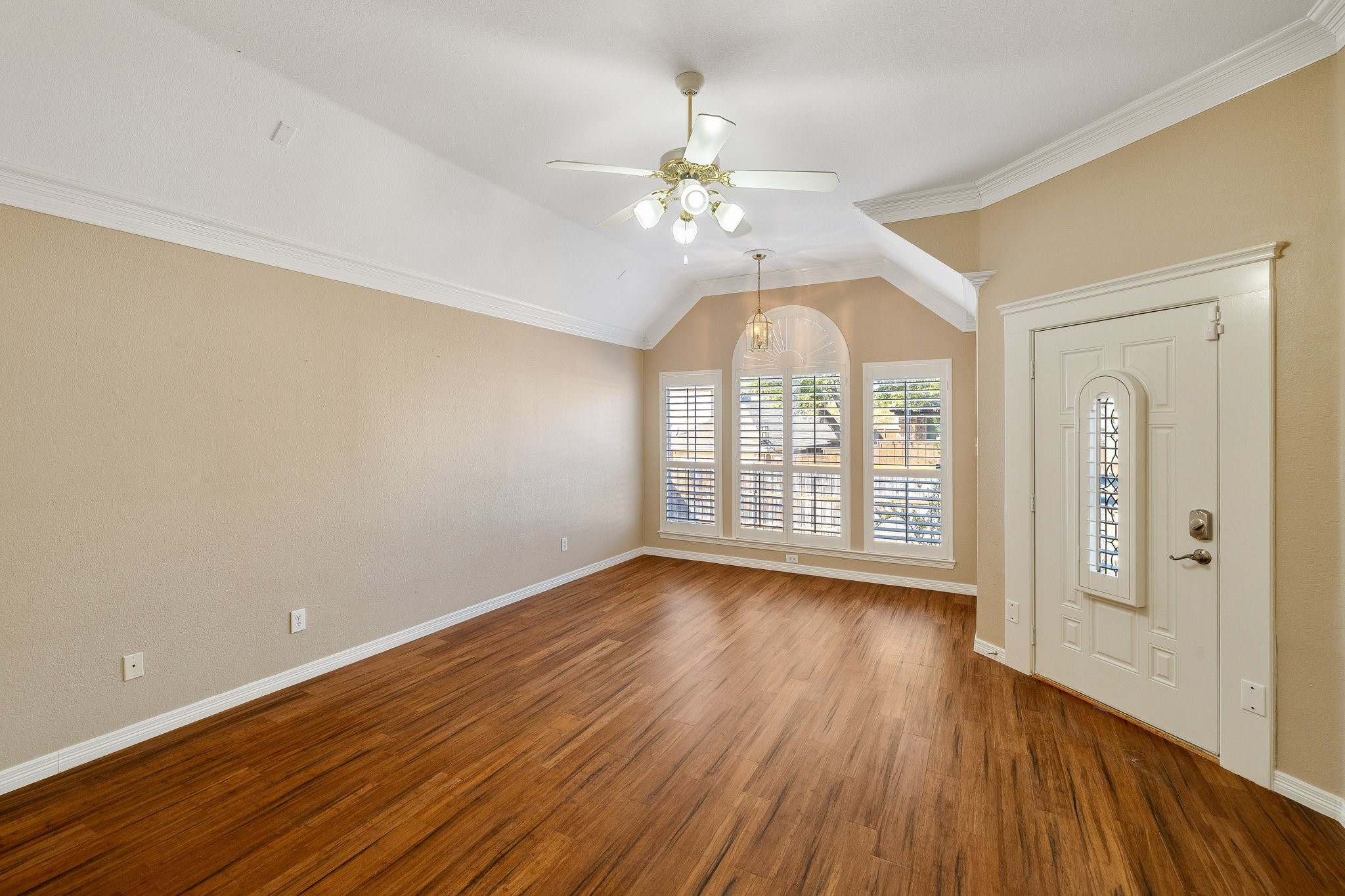 2821 Lago Vista Lane