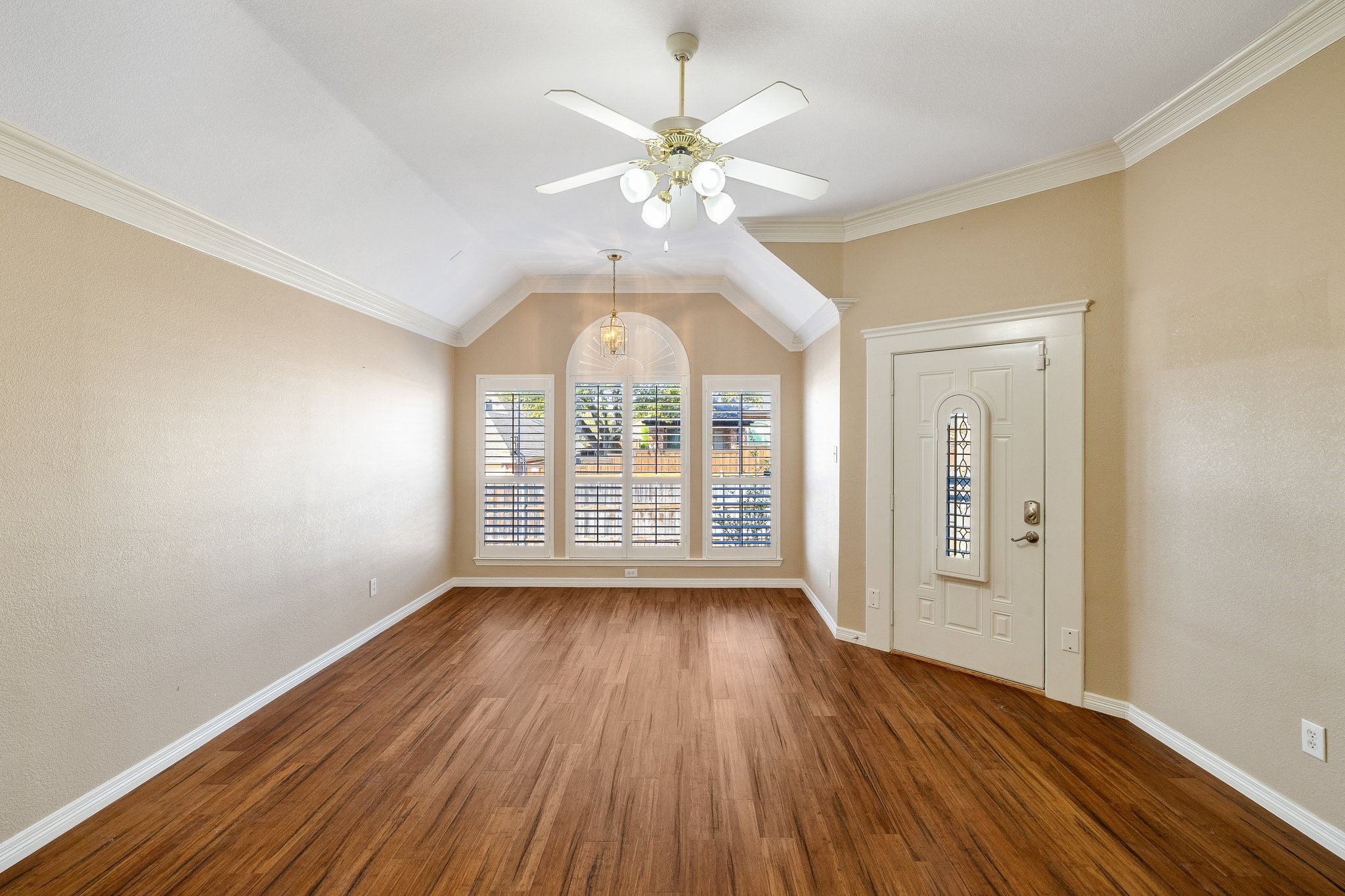 2821 Lago Vista Lane