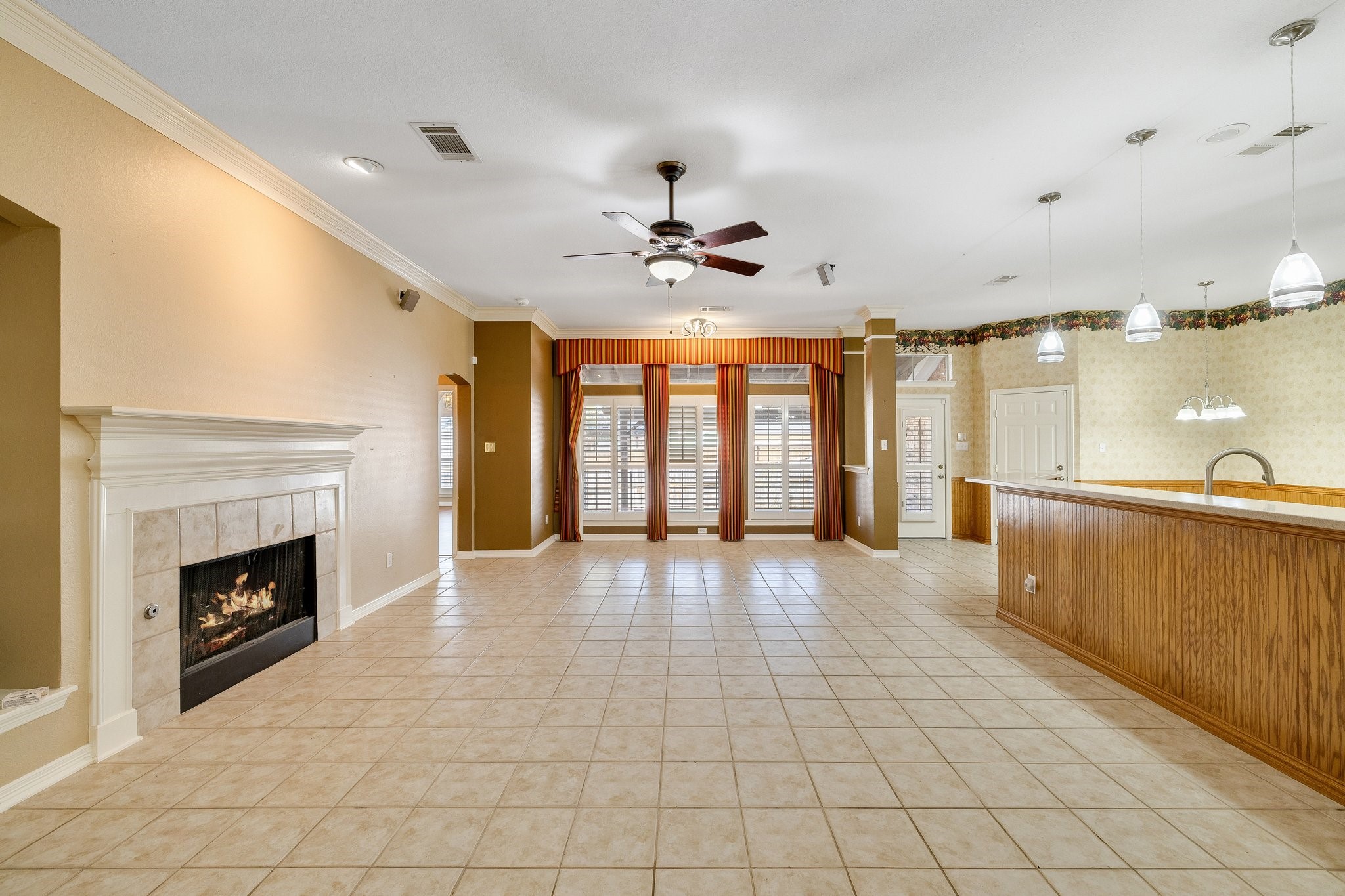 2821 Lago Vista Lane