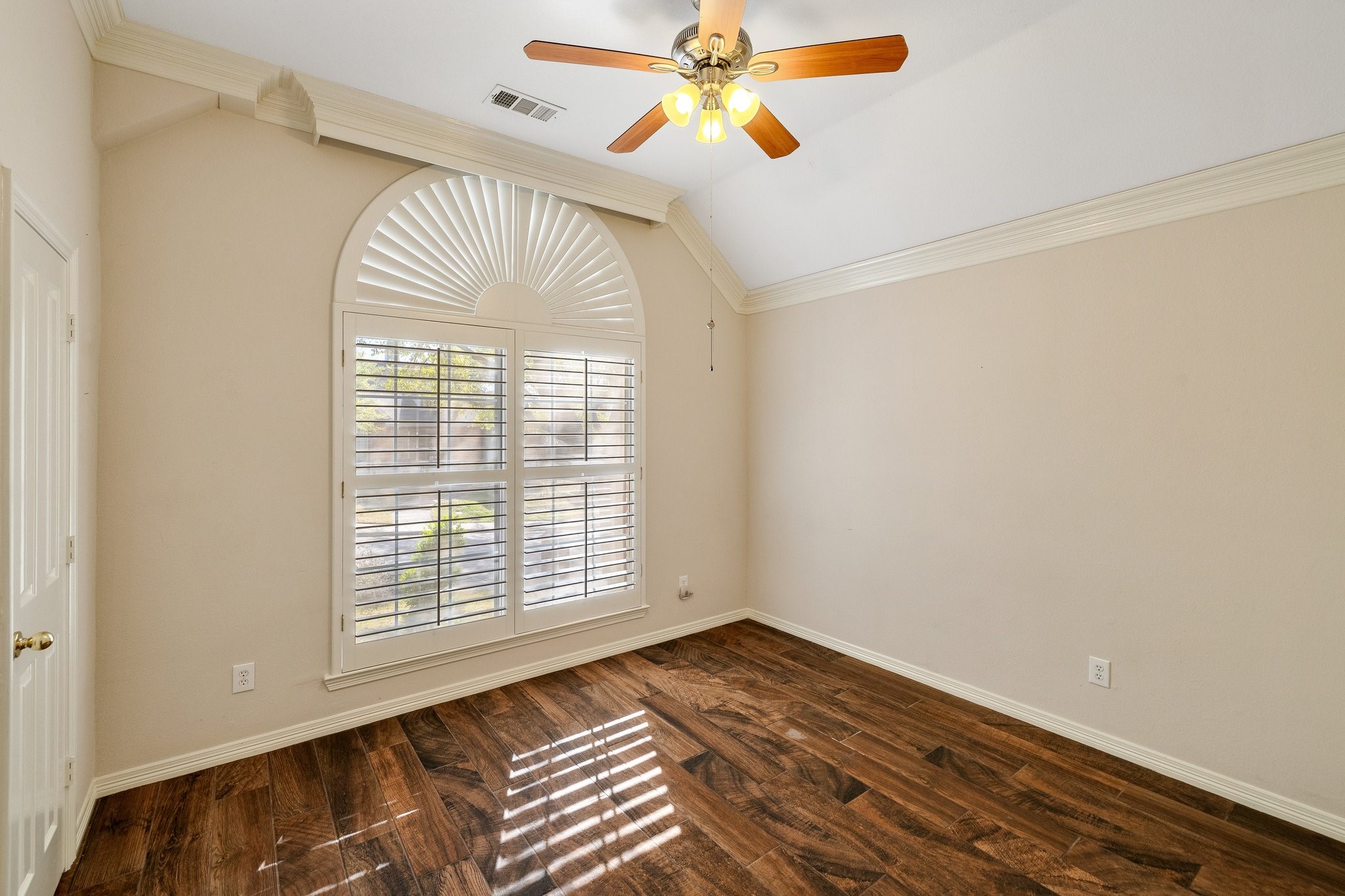 2821 Lago Vista Lane