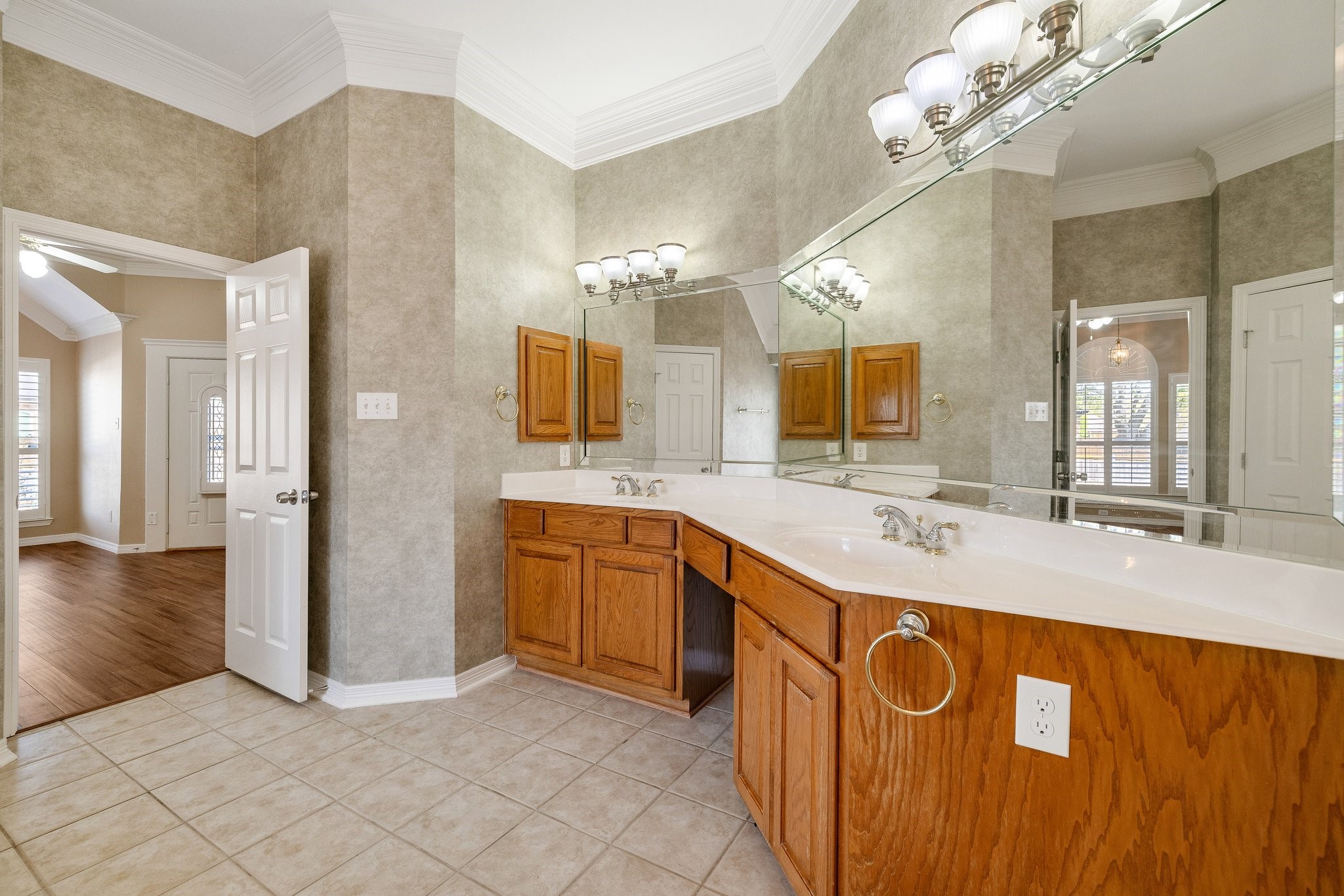 2821 Lago Vista Lane