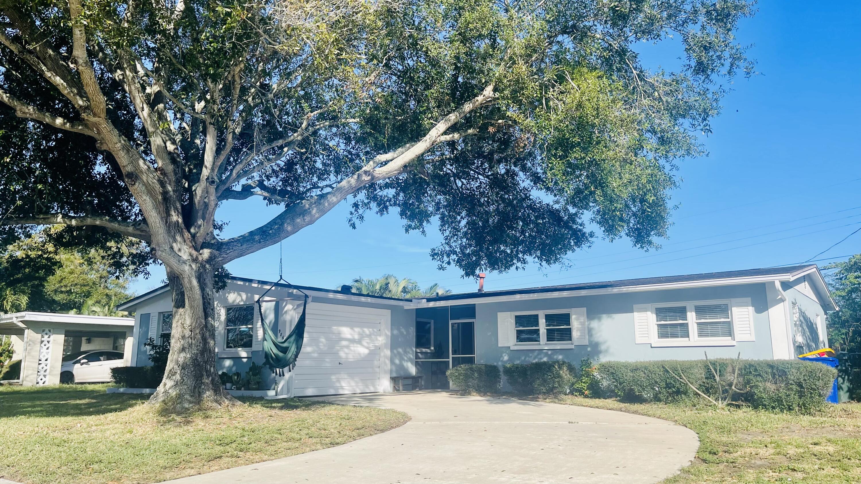 986 Palmer Street