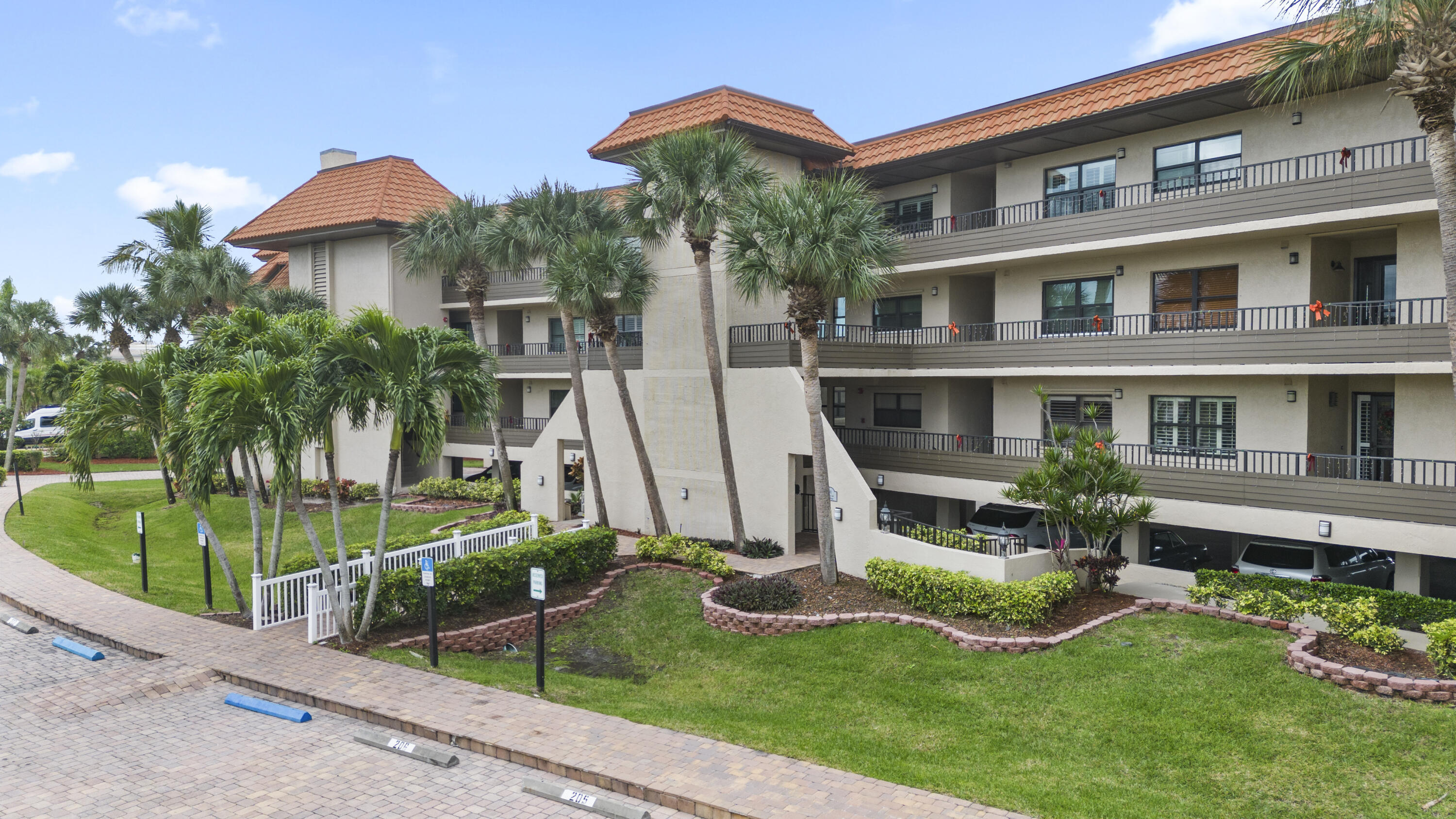 18 Marina Isles Boulevard, 102