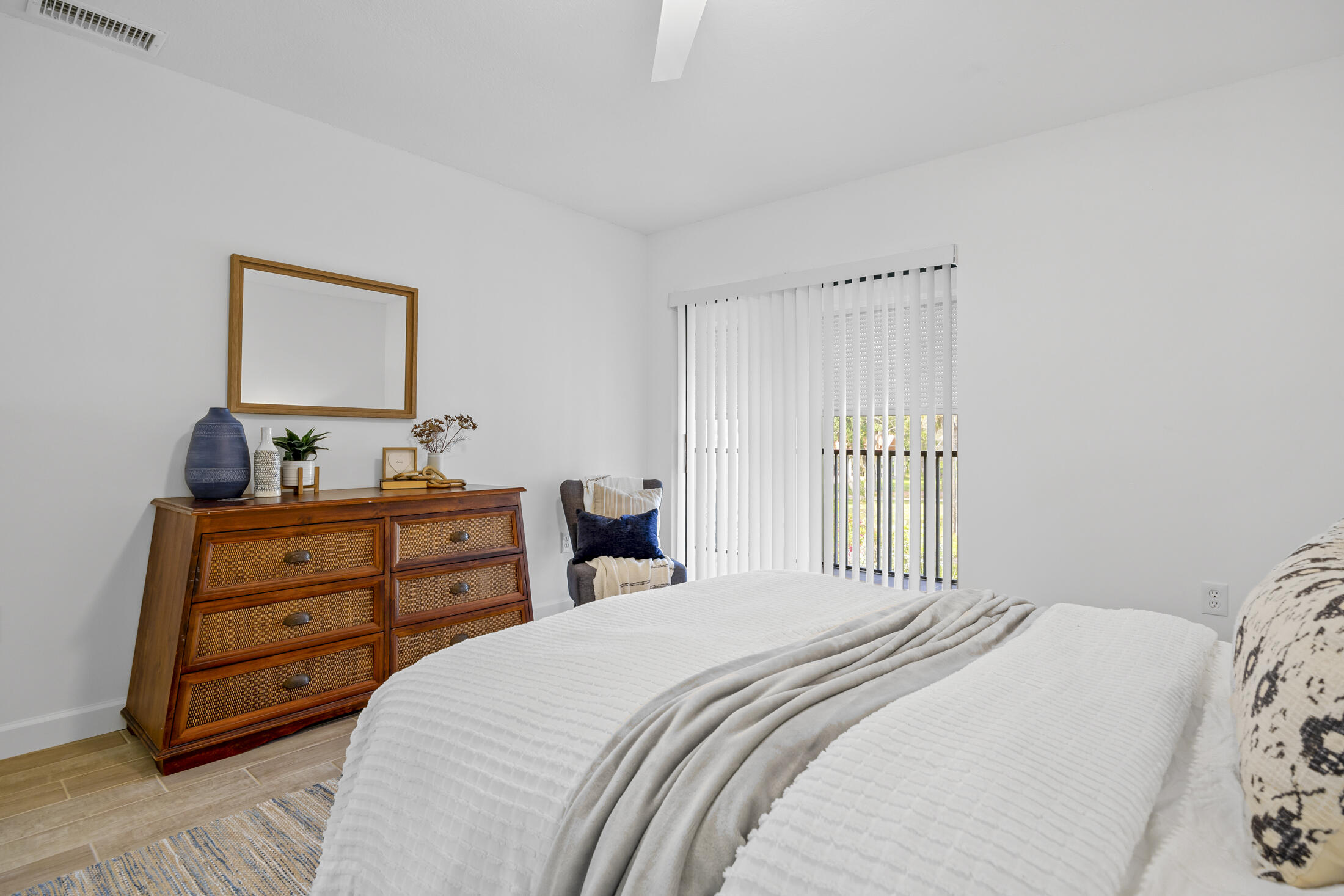 5807 N Atlantic Avenue, 724