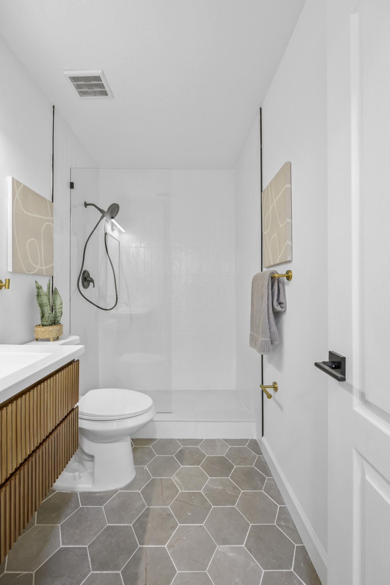 5807 N Atlantic Avenue, 724