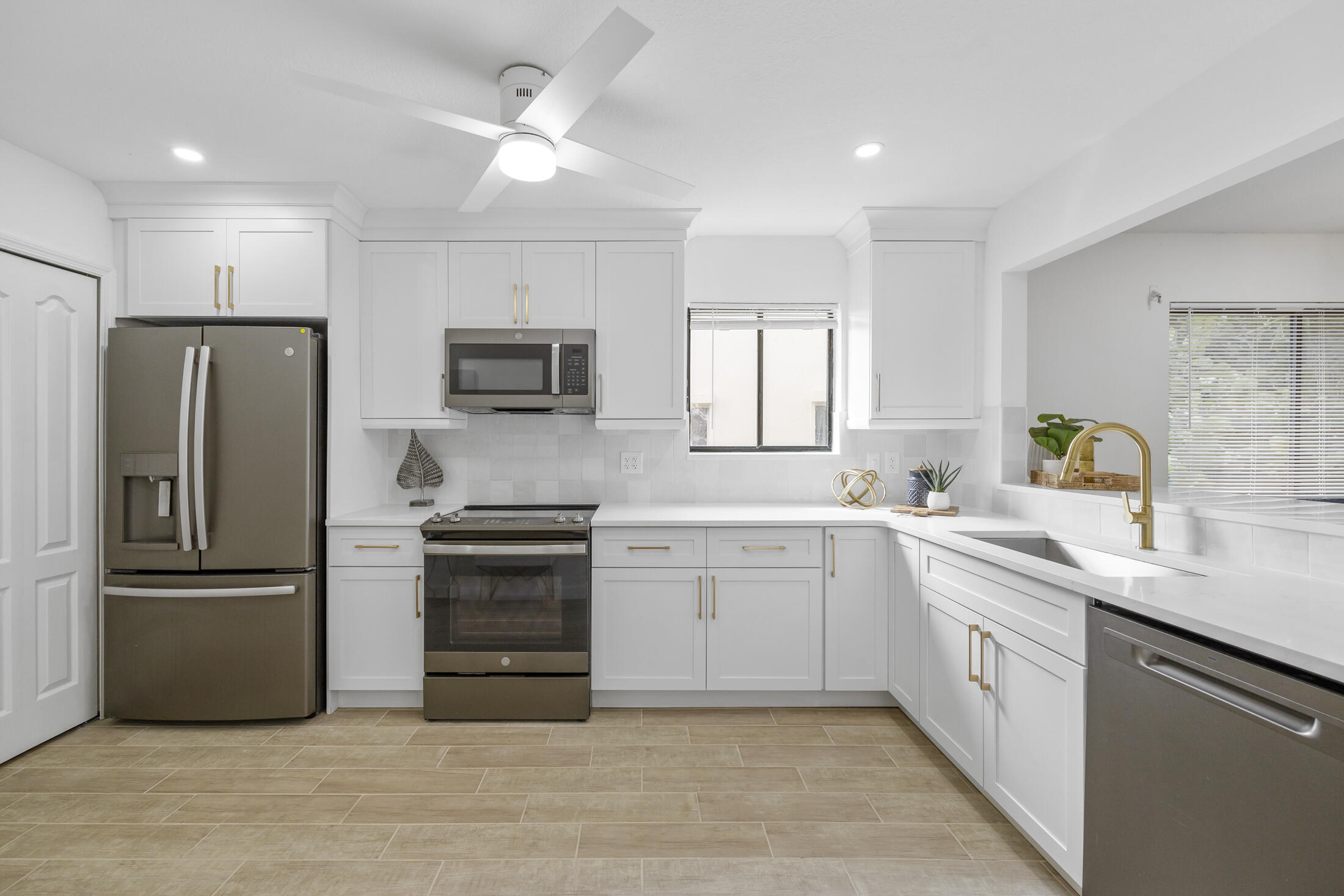 5807 N Atlantic Avenue, 724
