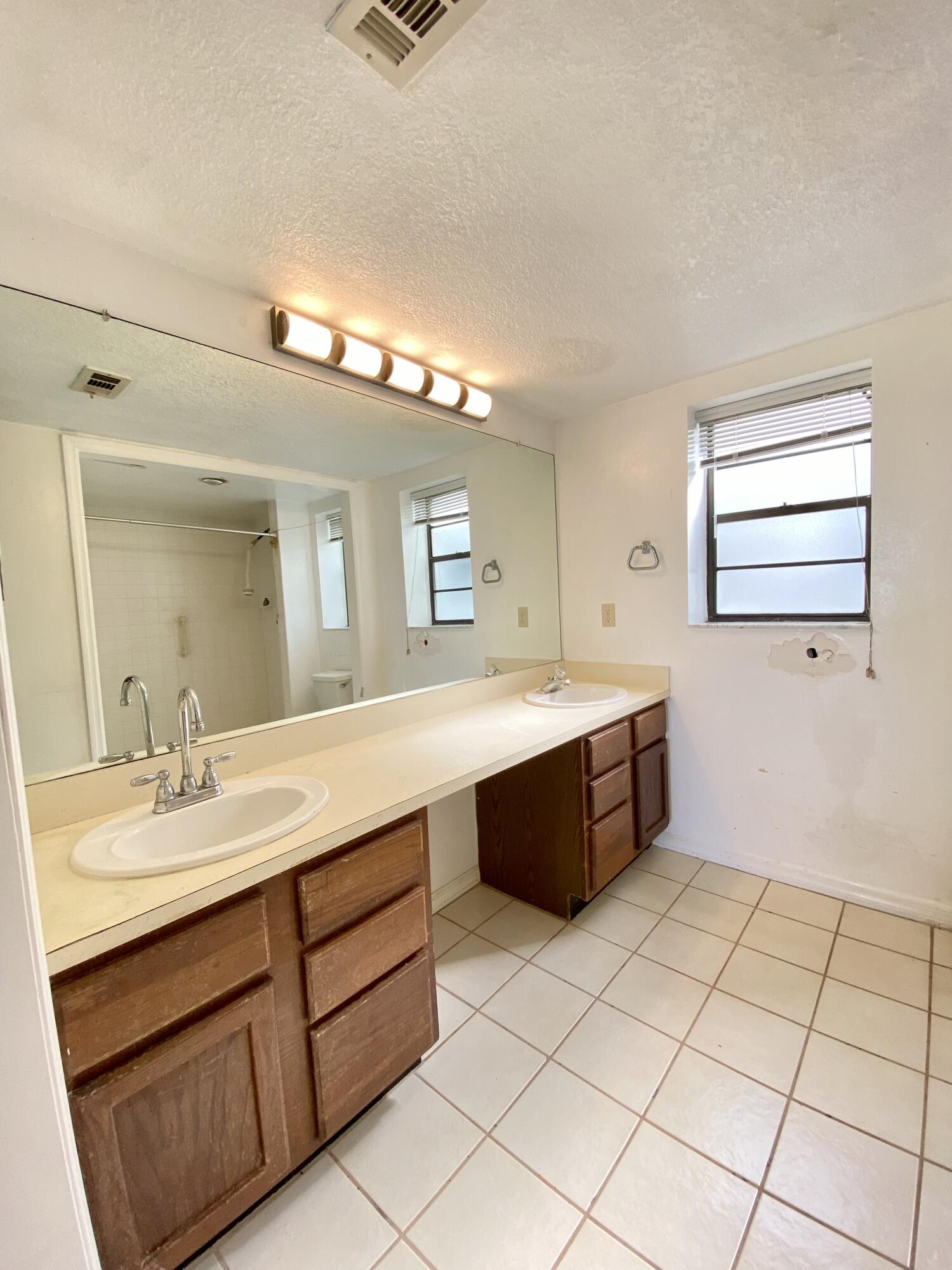 5011 Dixie Highway NE, 305a