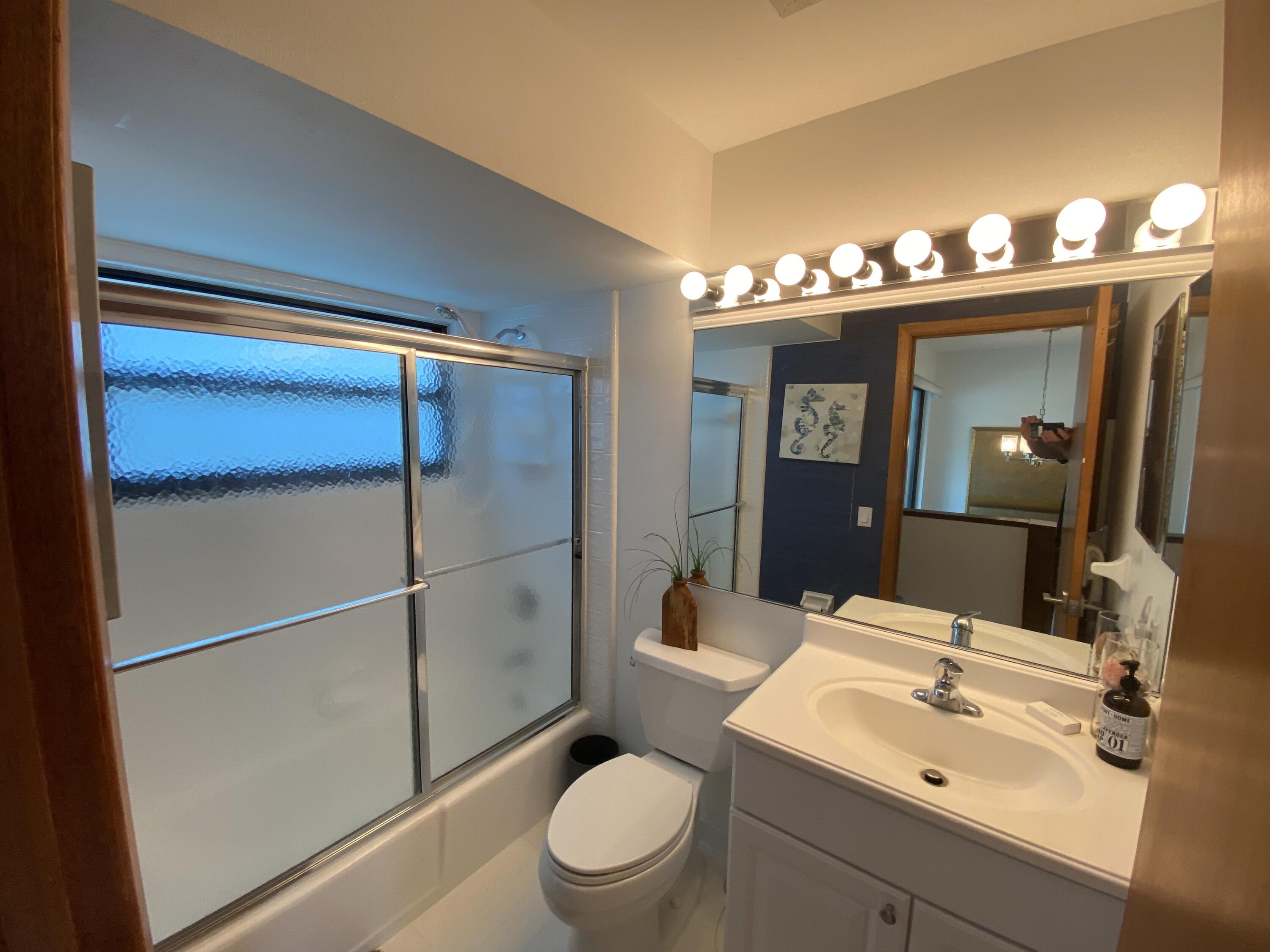 100 E Coral E, 3