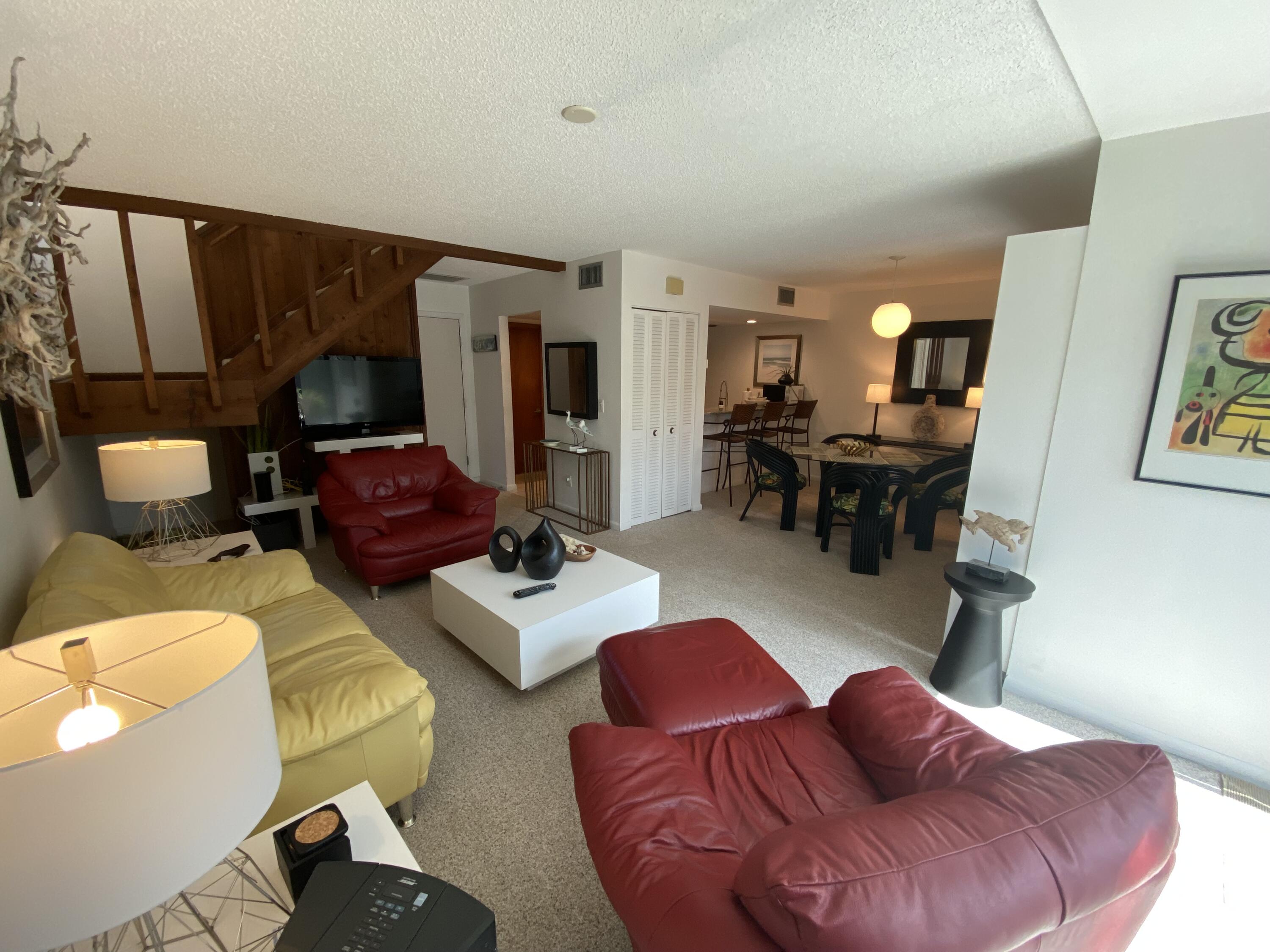 100 E Coral E, 3