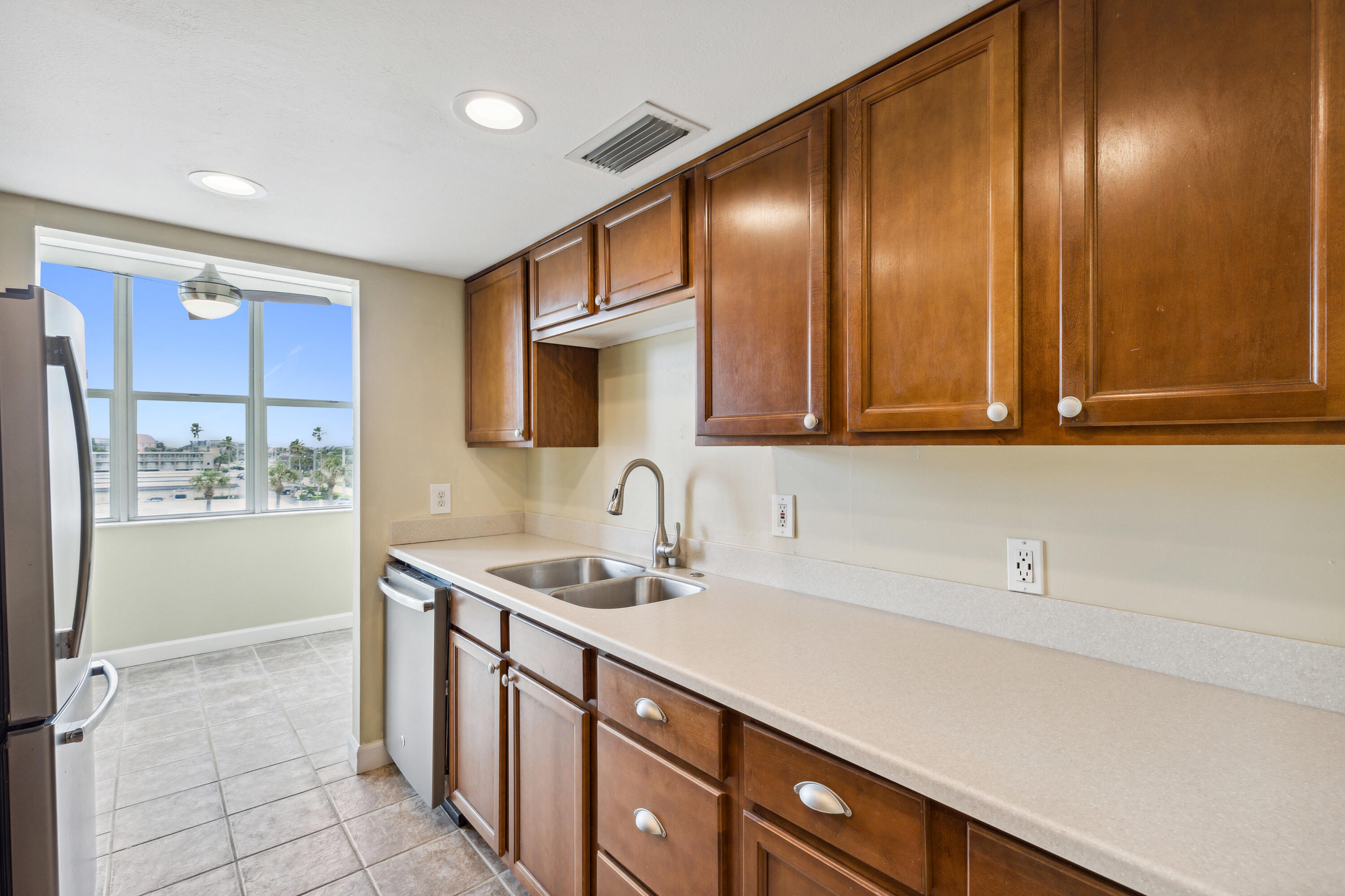 4700 Ocean Beach Boulevard, 406