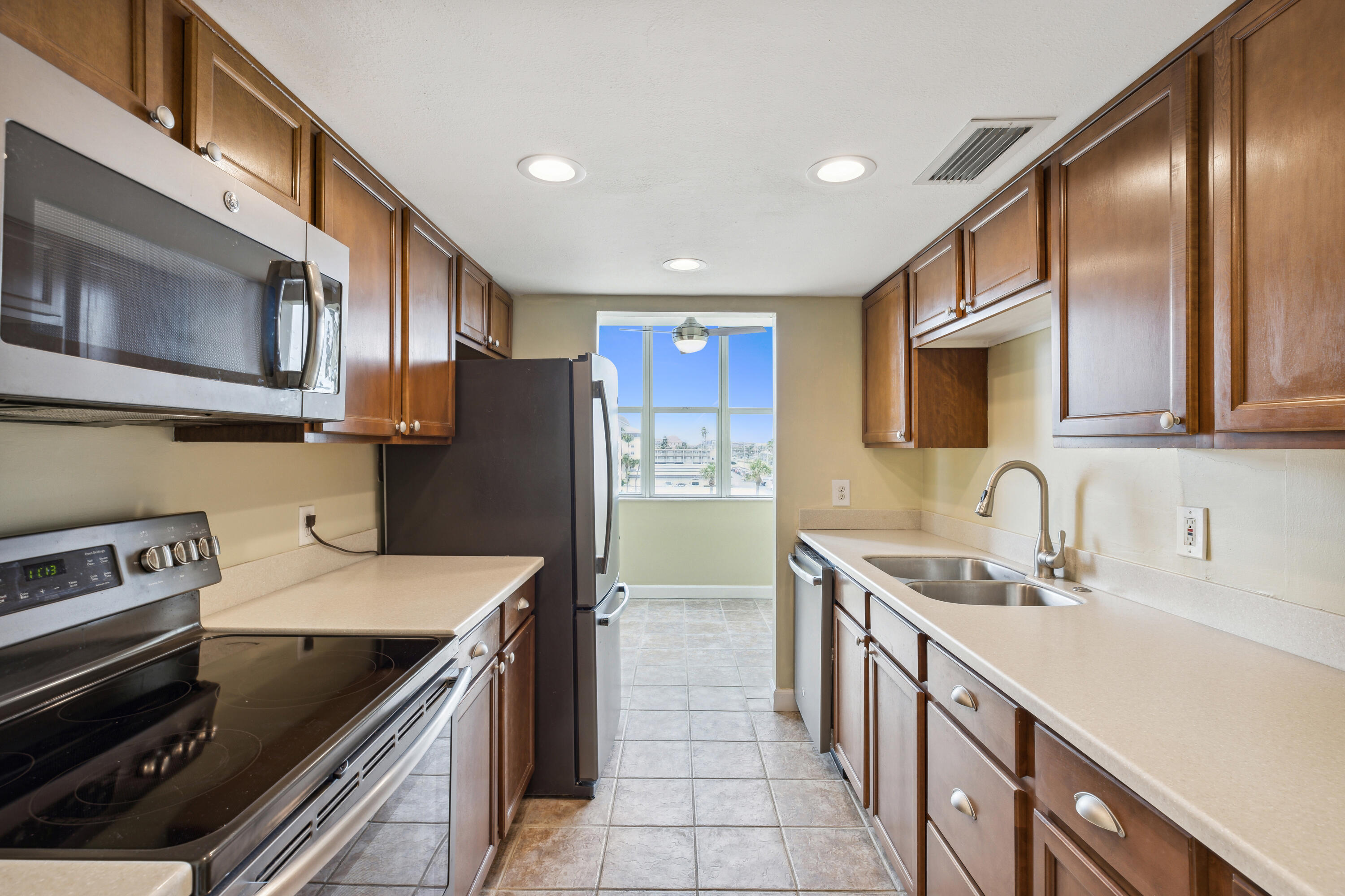 4700 Ocean Beach Boulevard, 406