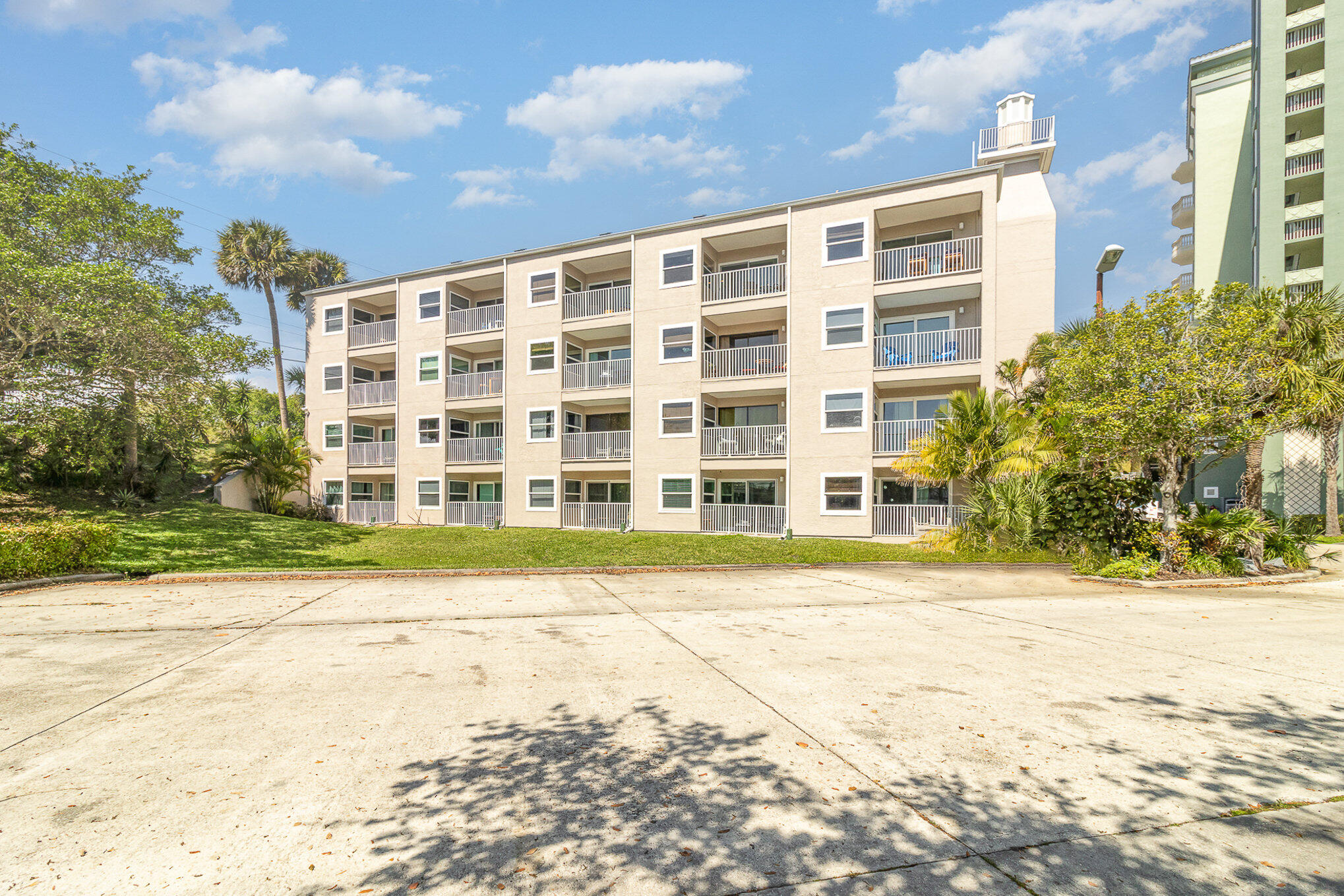 1209 E New Haven Avenue, 304