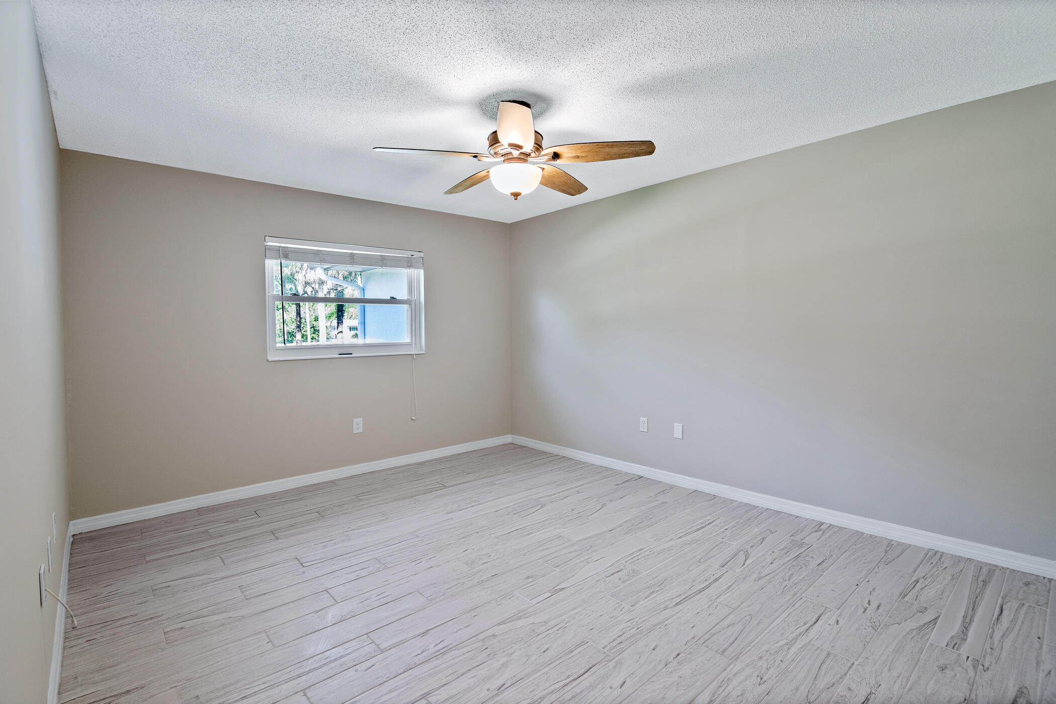 2555 Lake Crest Boulevard