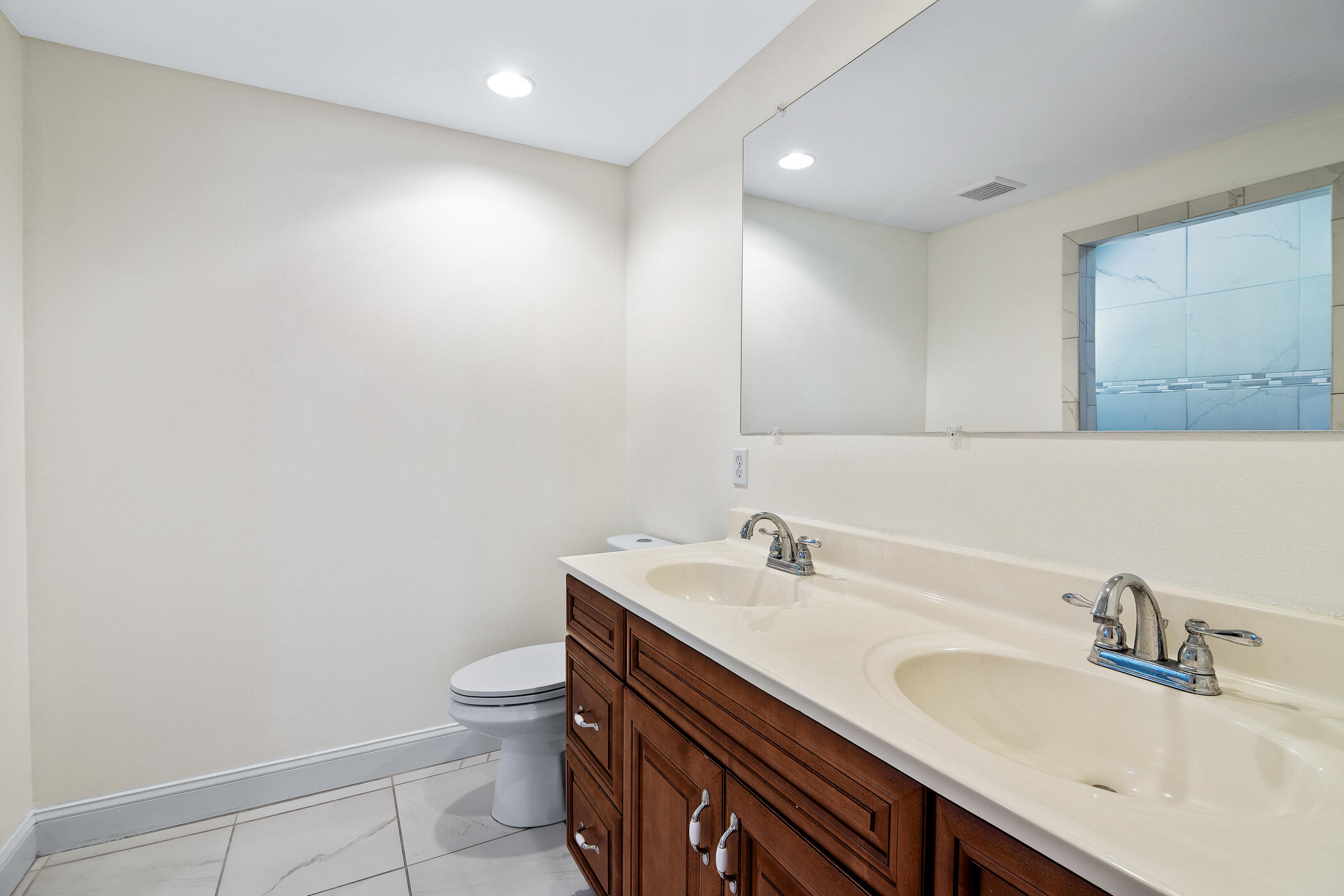 2555 Lake Crest Boulevard