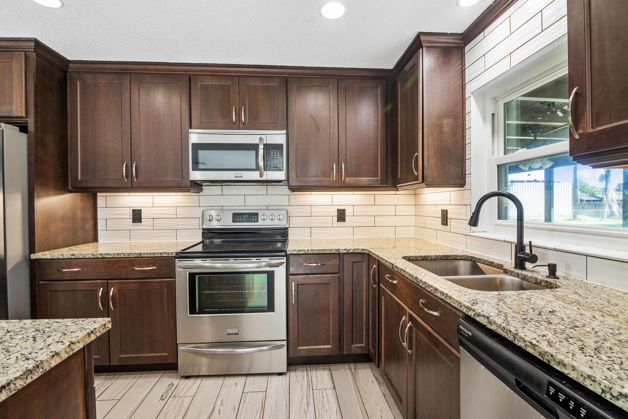 2555 Lake Crest Boulevard