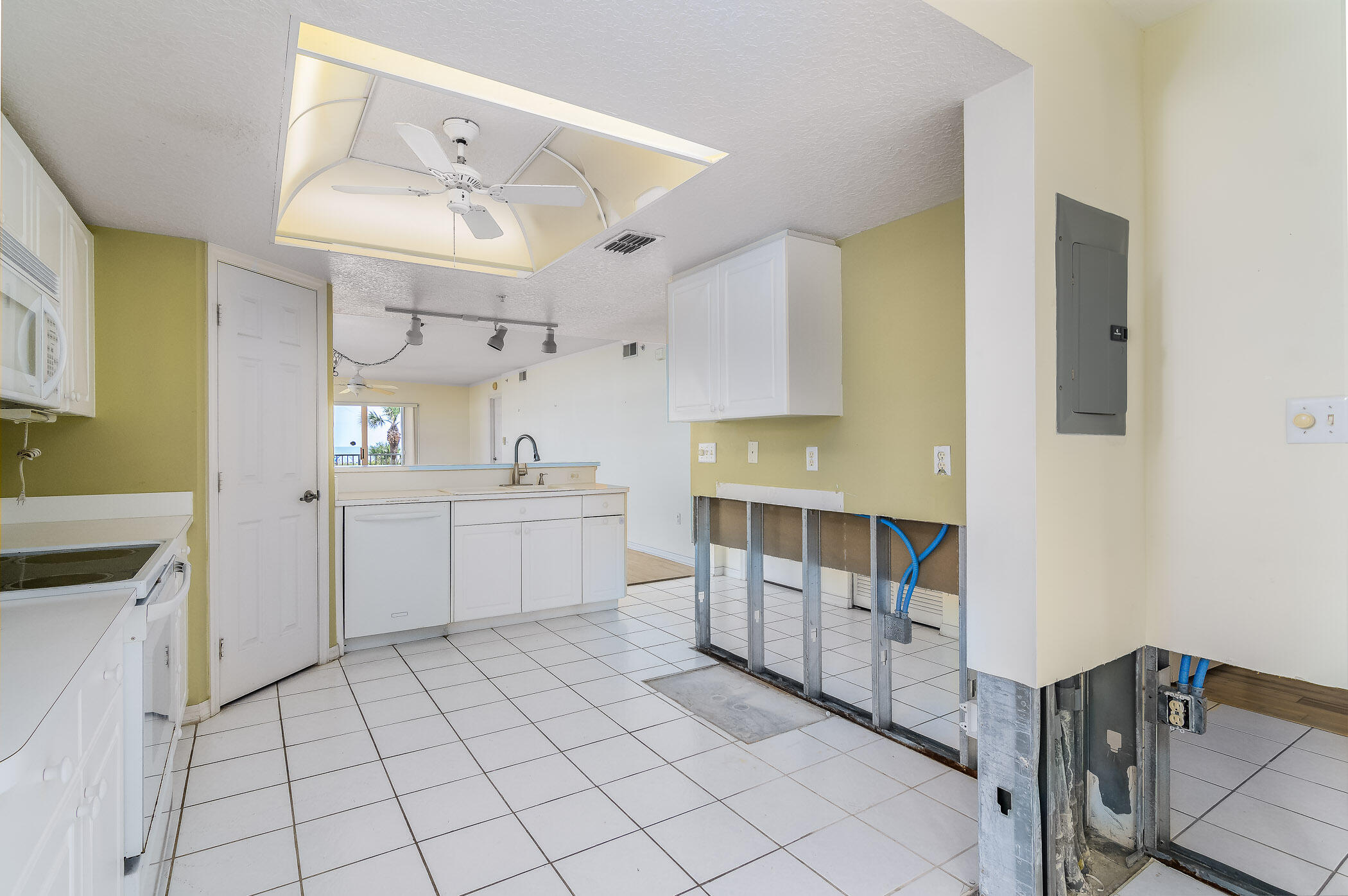 606 Shorewood Drive, C205