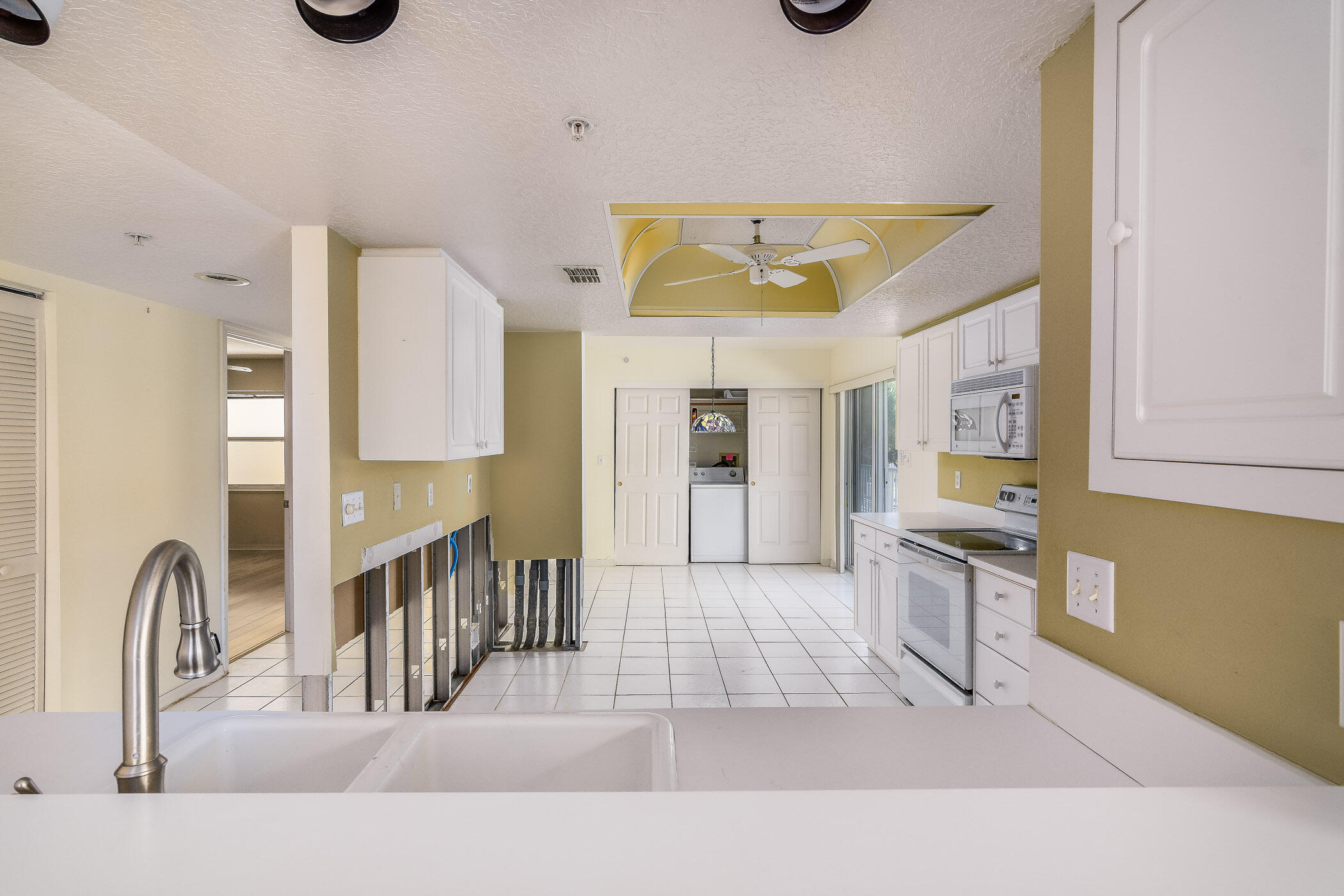 606 Shorewood Drive, C205