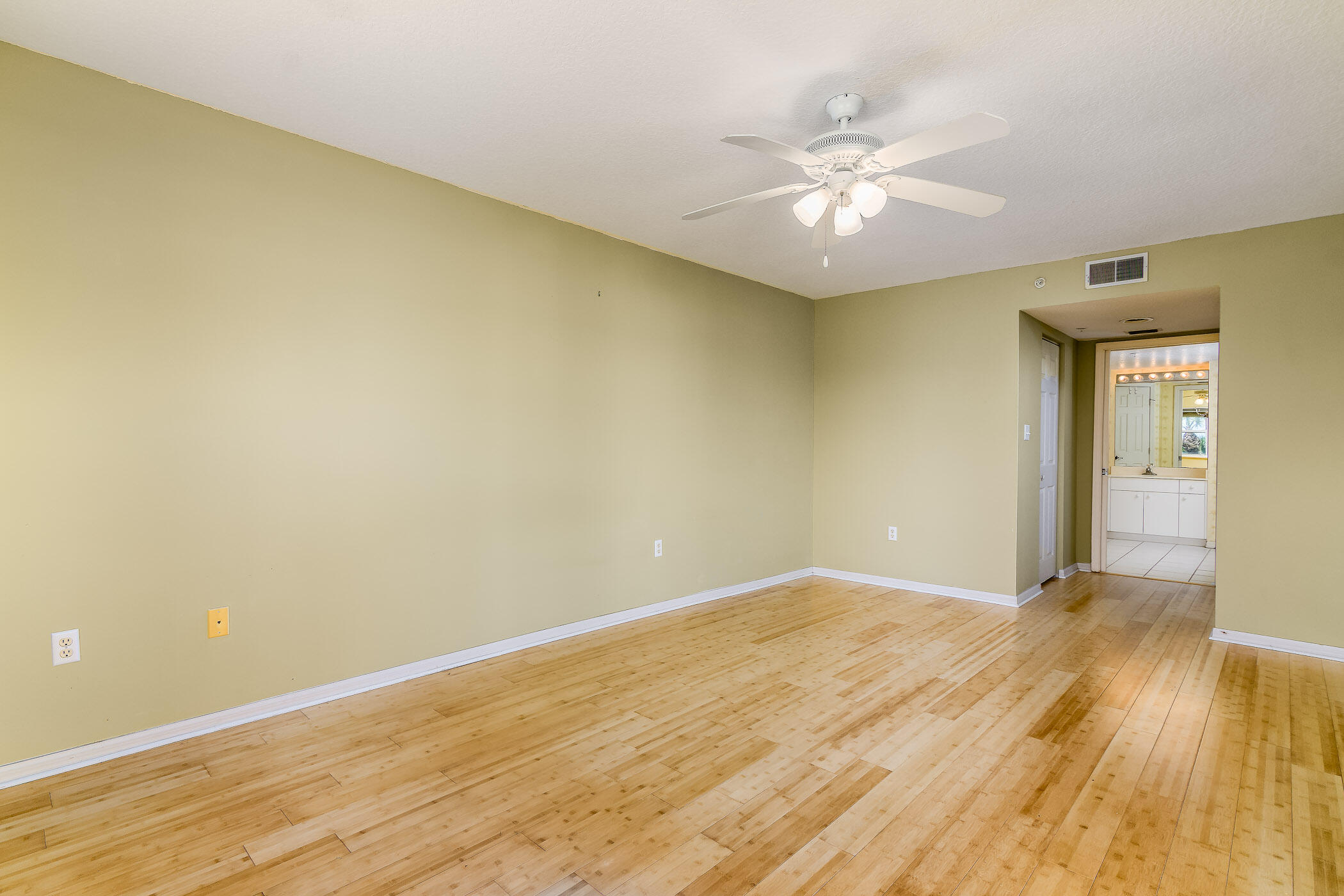 606 Shorewood Drive, C205