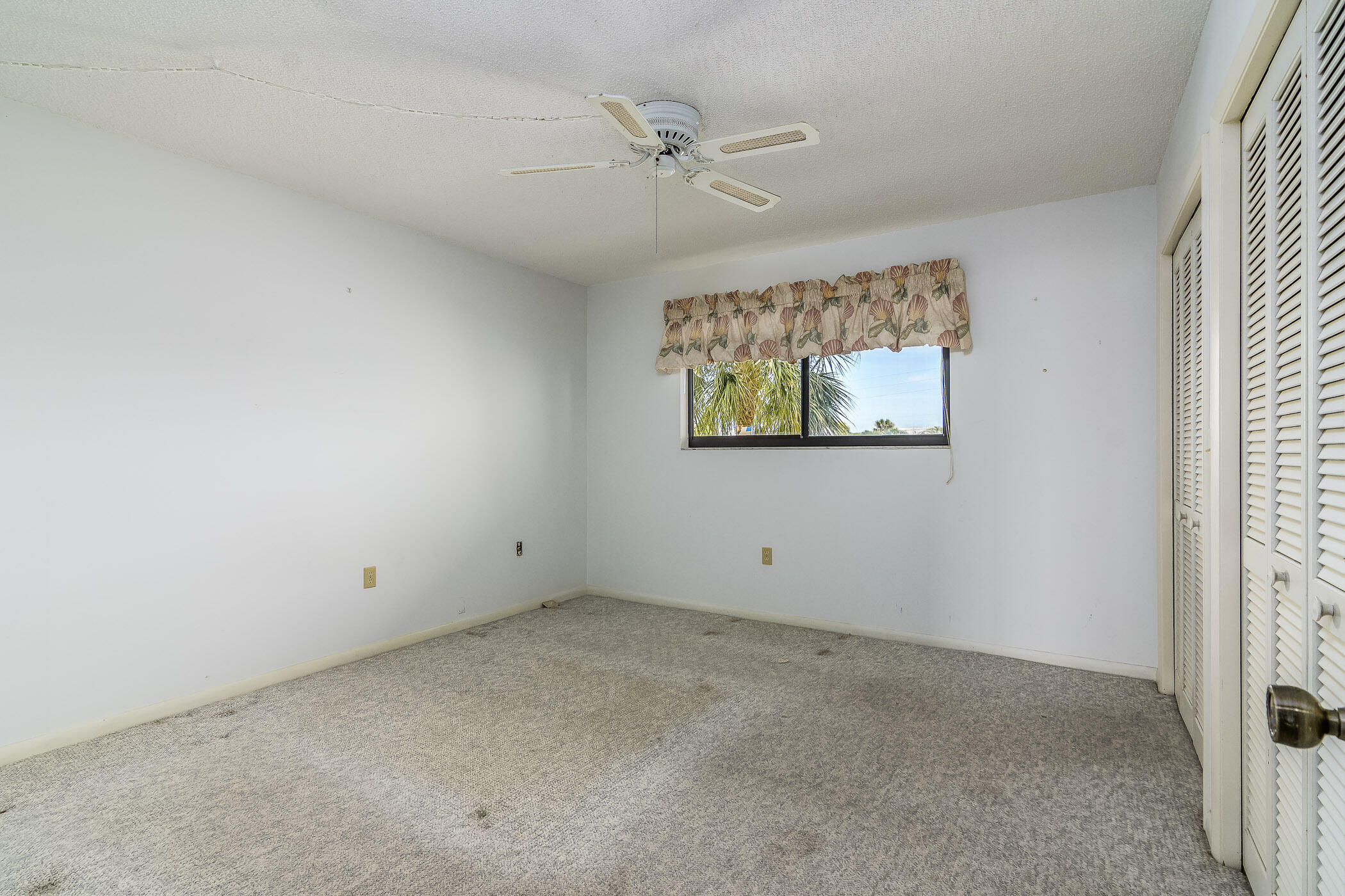 8498 Ridgewood Avenue, 2201