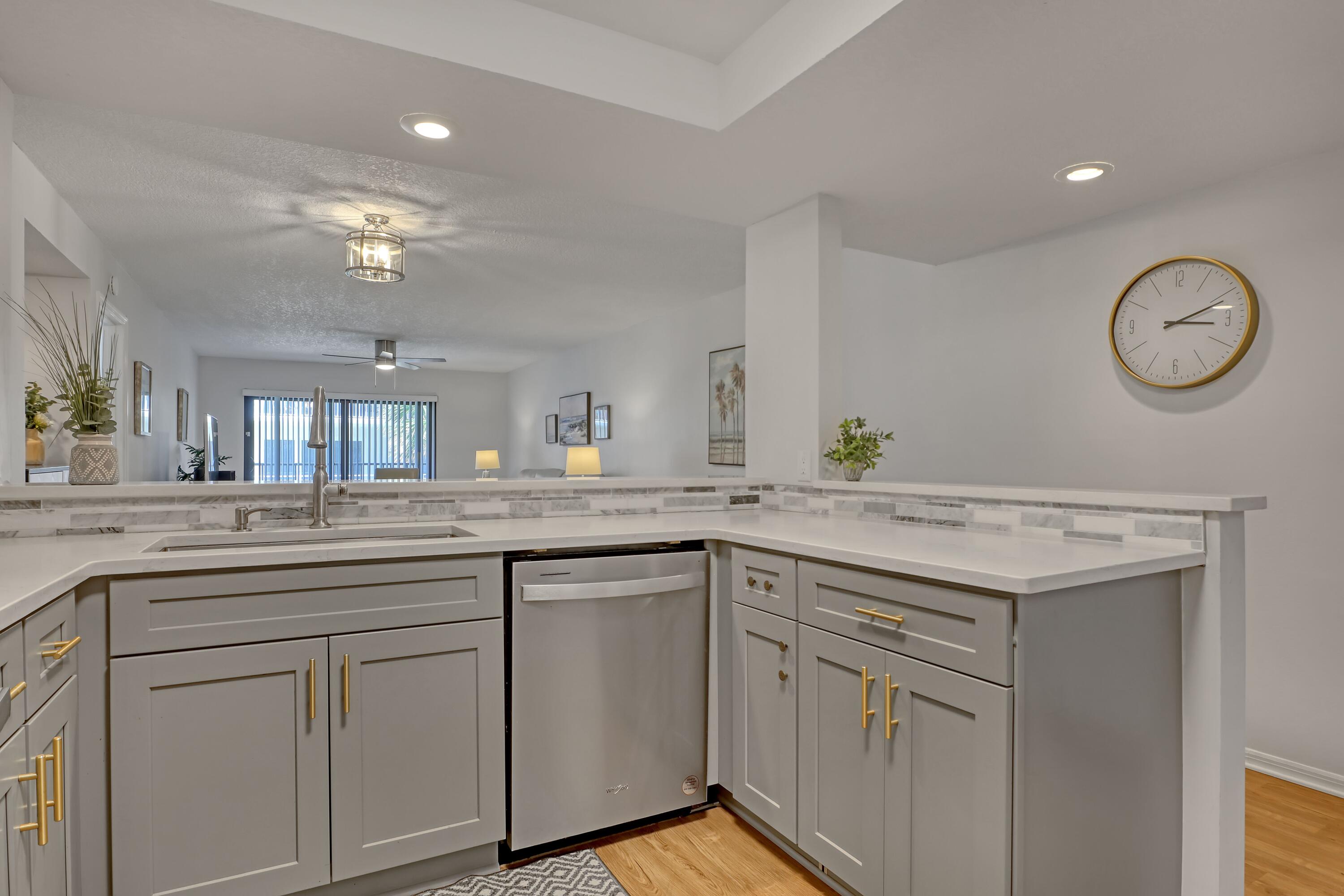 505 N Miramar Avenue, 208